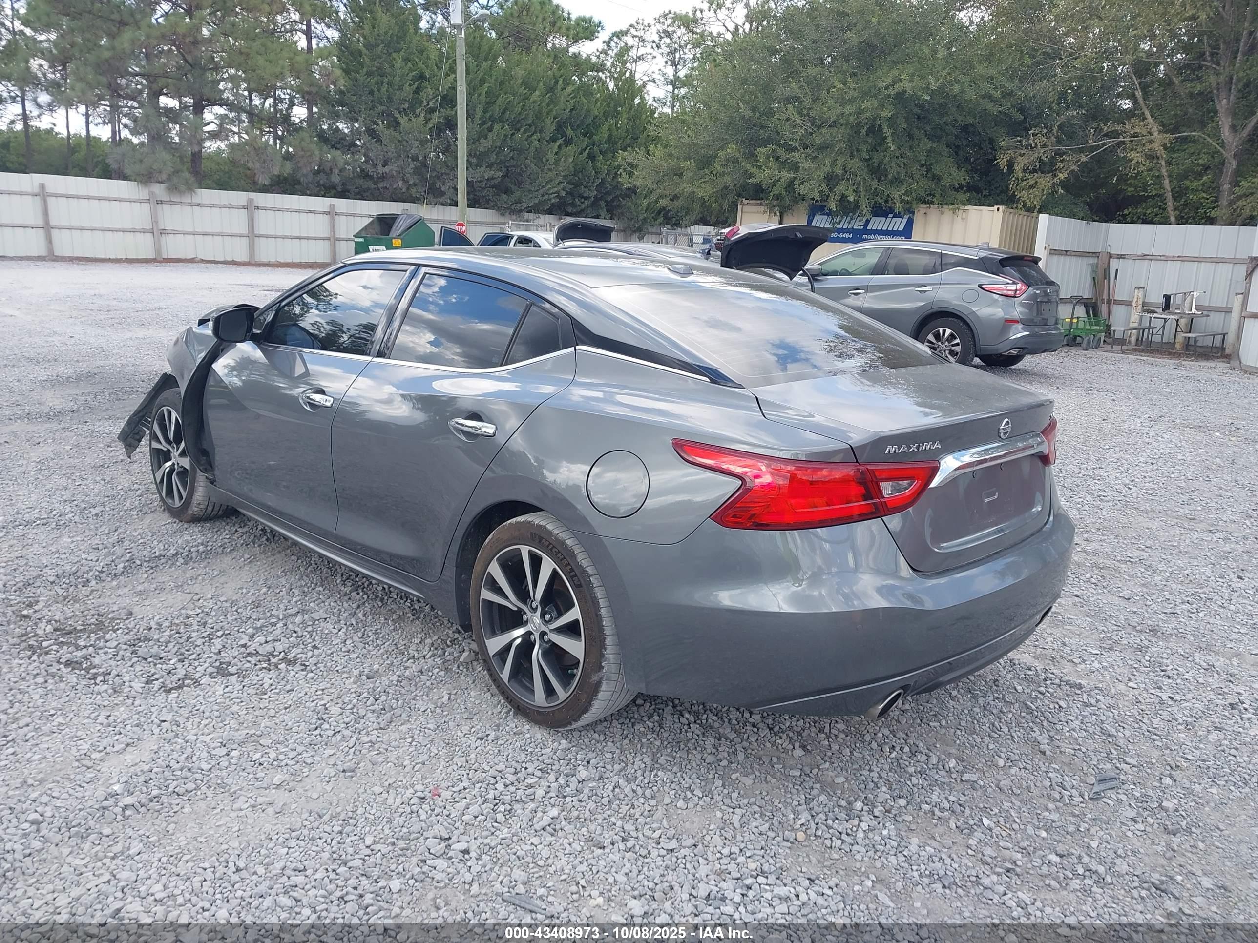NISSAN MAXIMA image 3