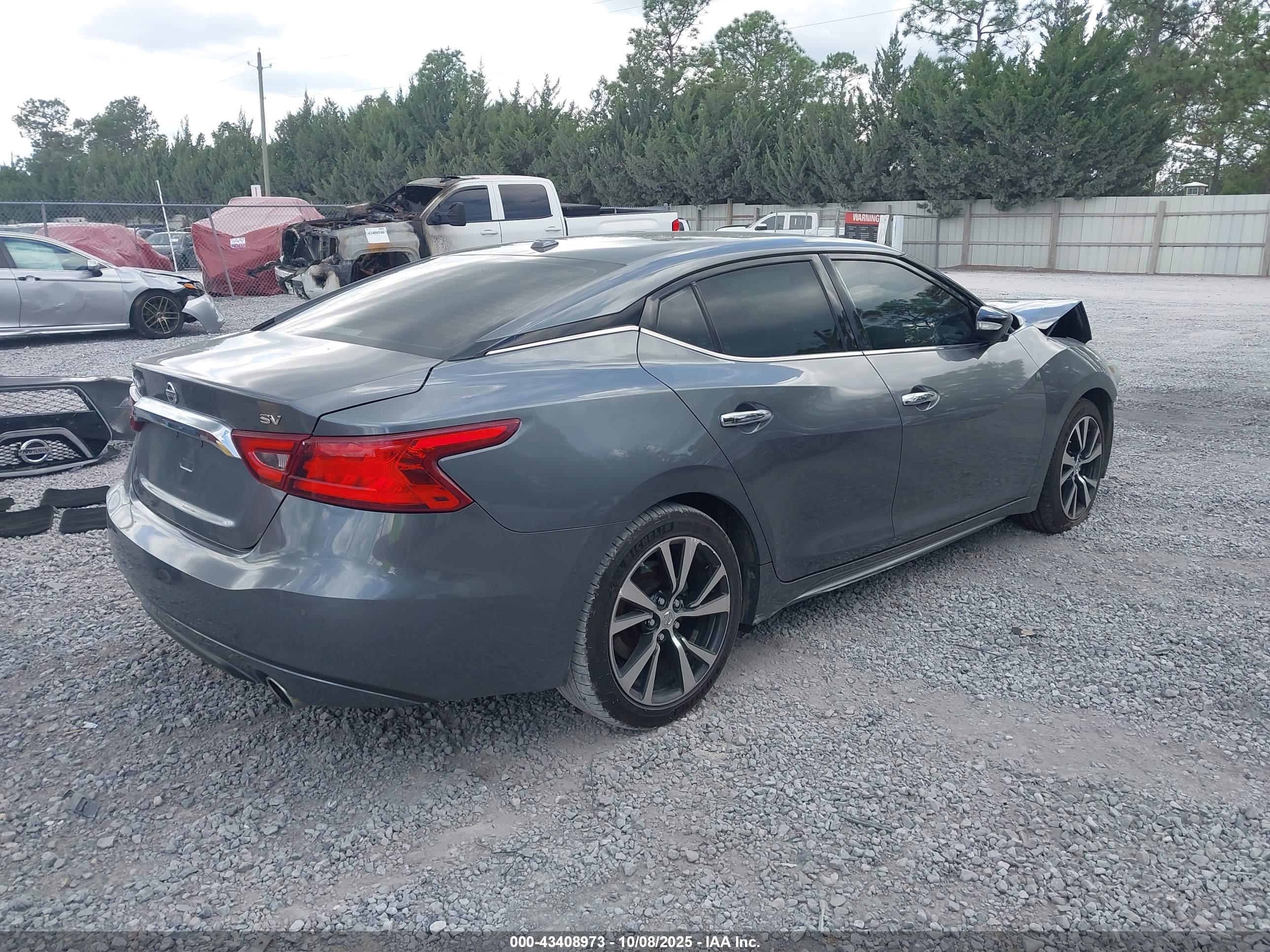 NISSAN MAXIMA image 4