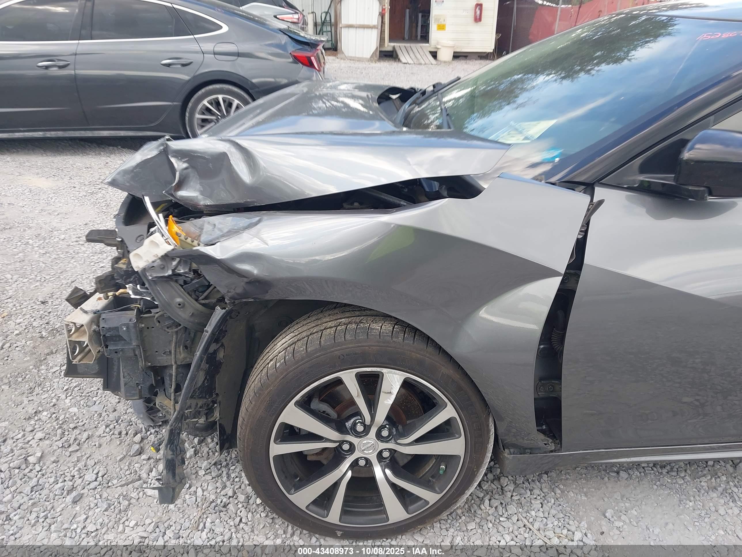 NISSAN MAXIMA image 6