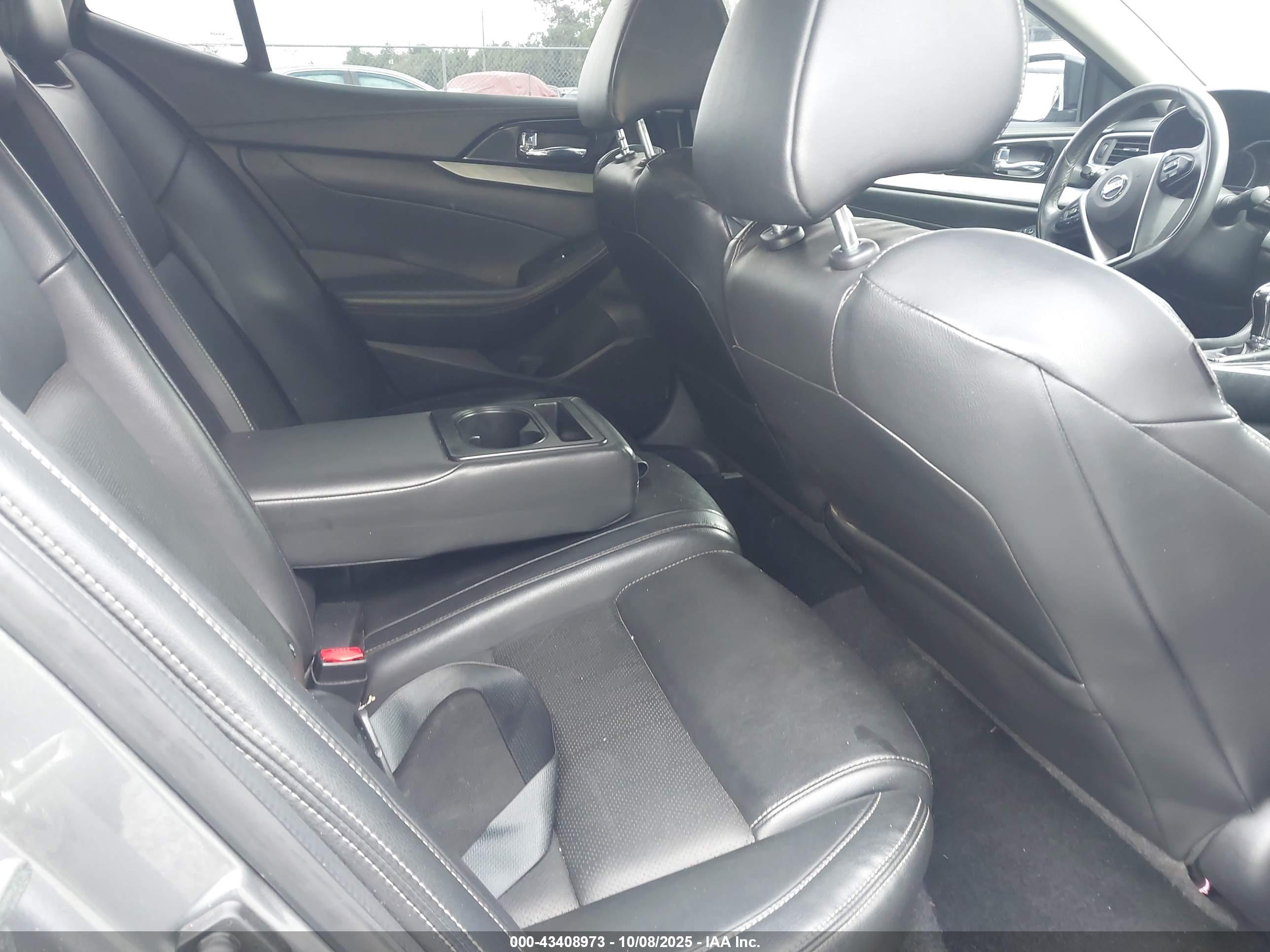 NISSAN MAXIMA image 8