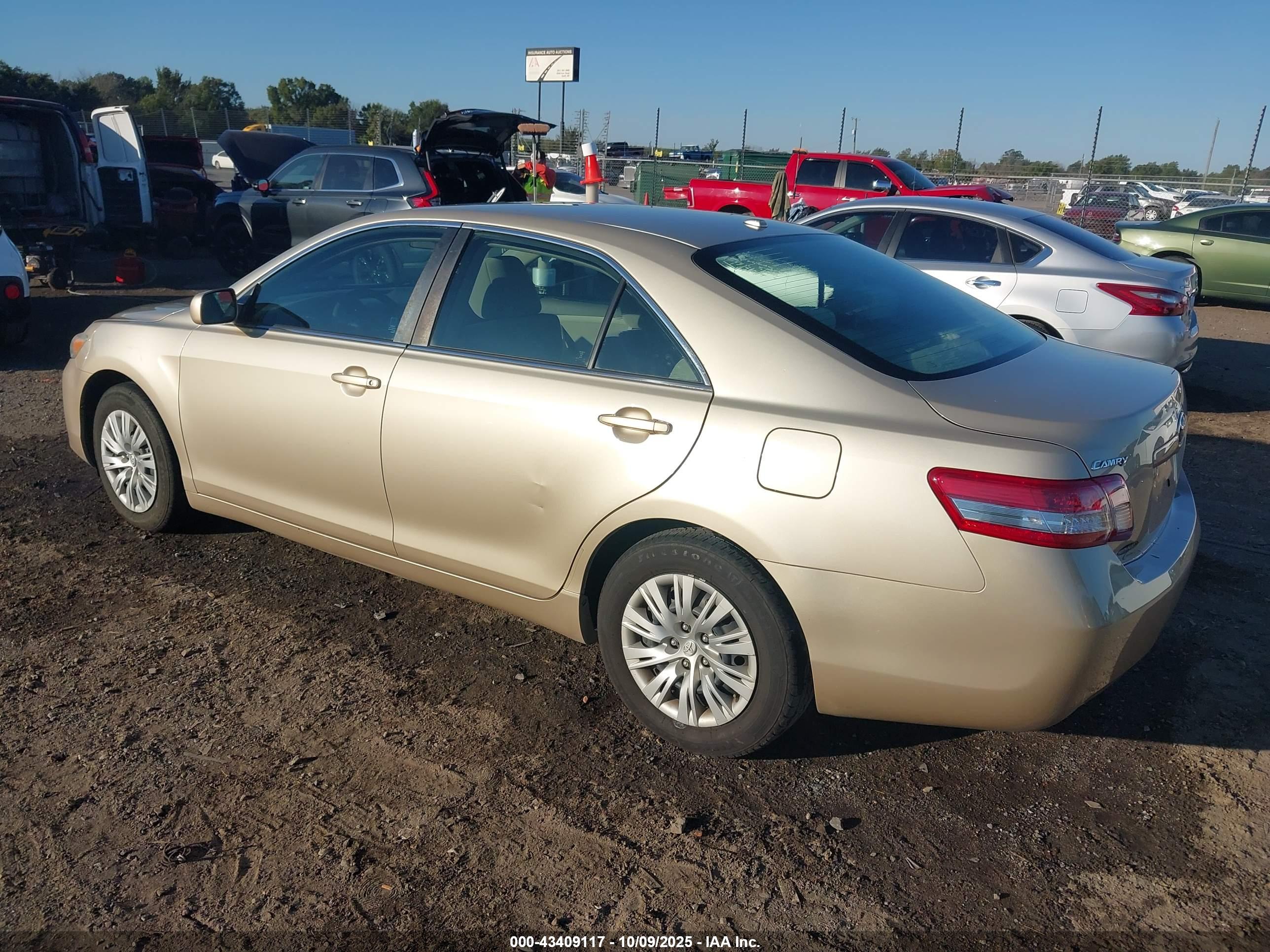 TOYOTA CAMRY image 3