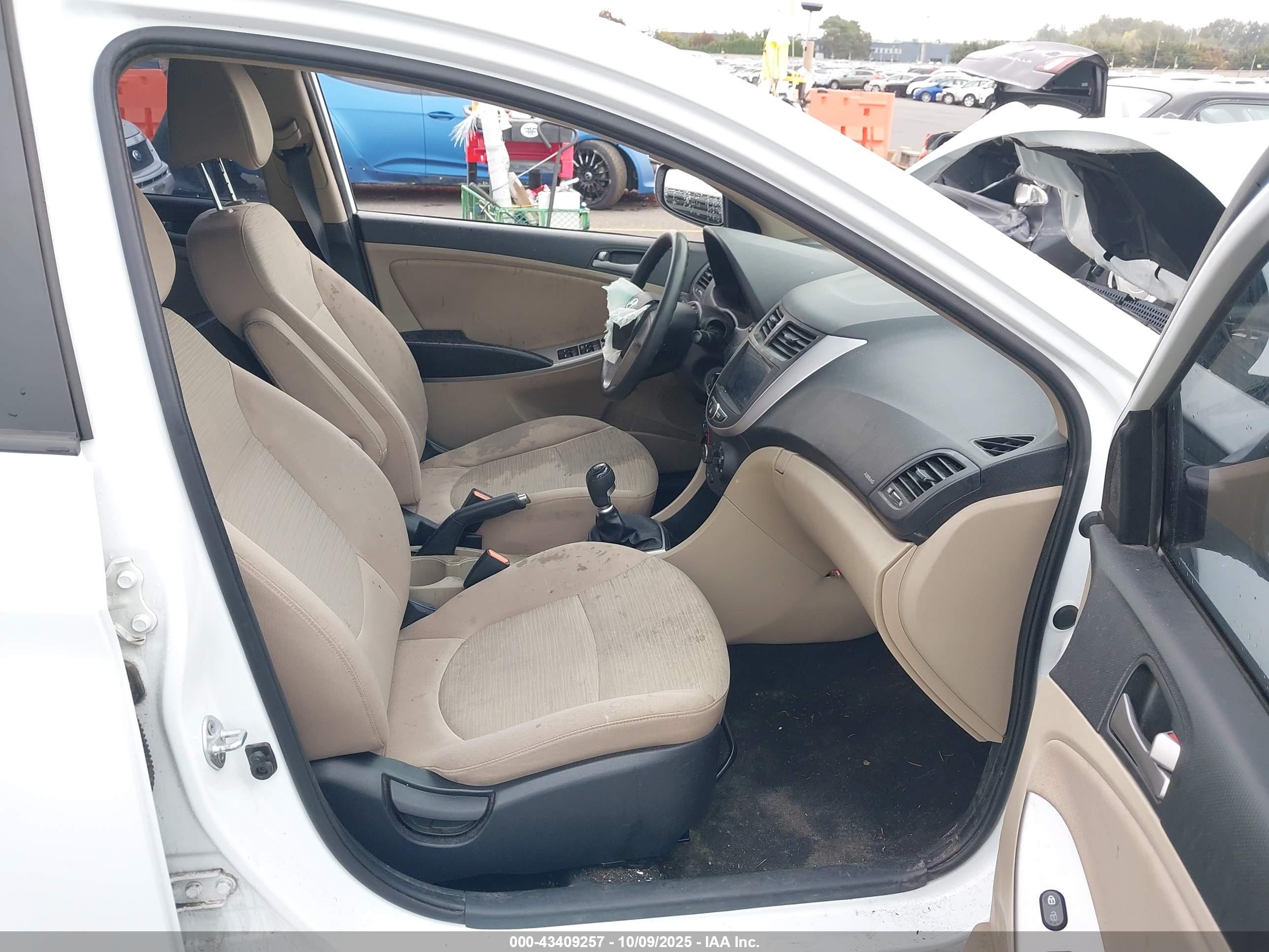 HYUNDAI ACCENT image 5