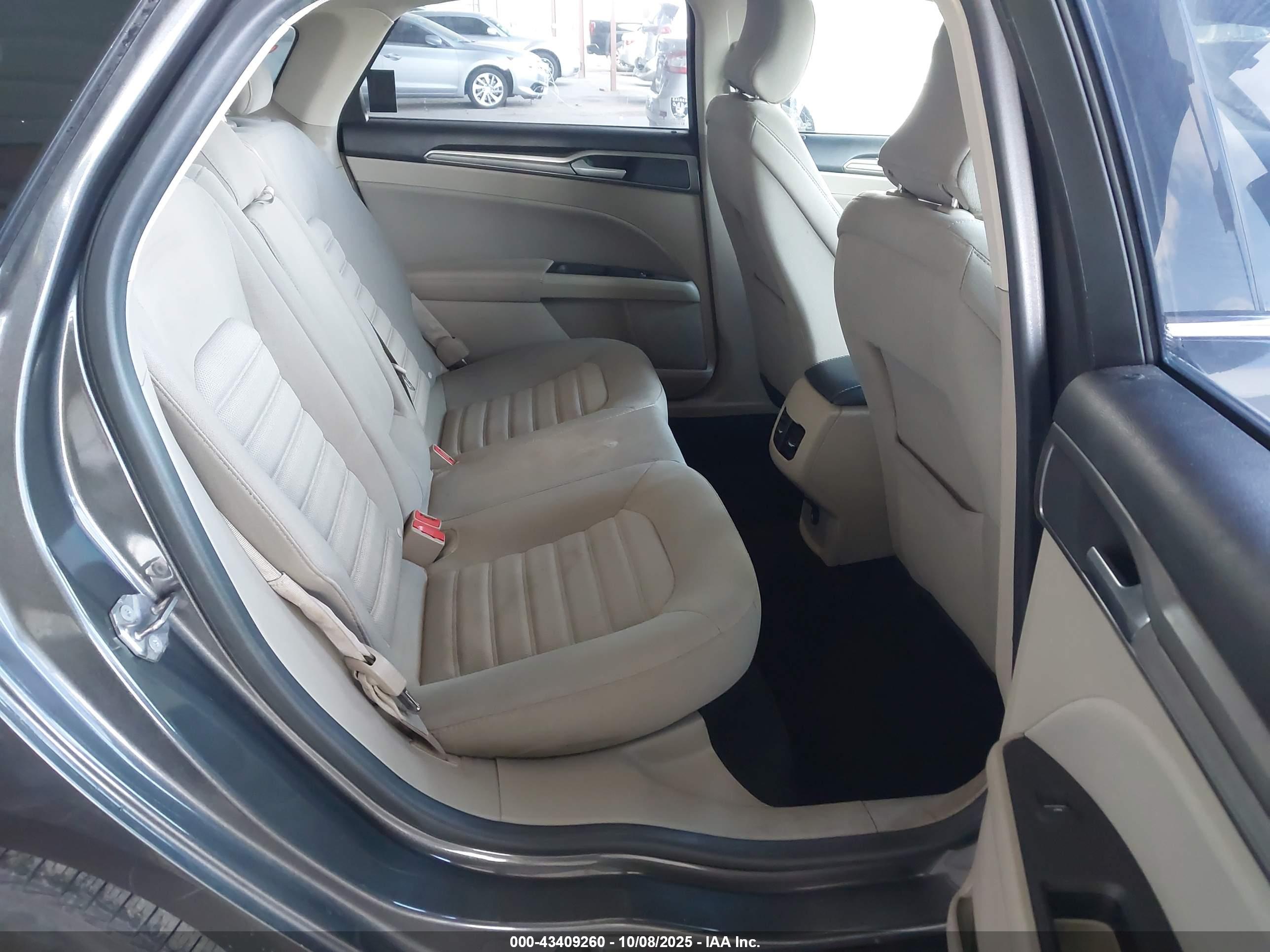 FORD FUSION image 8
