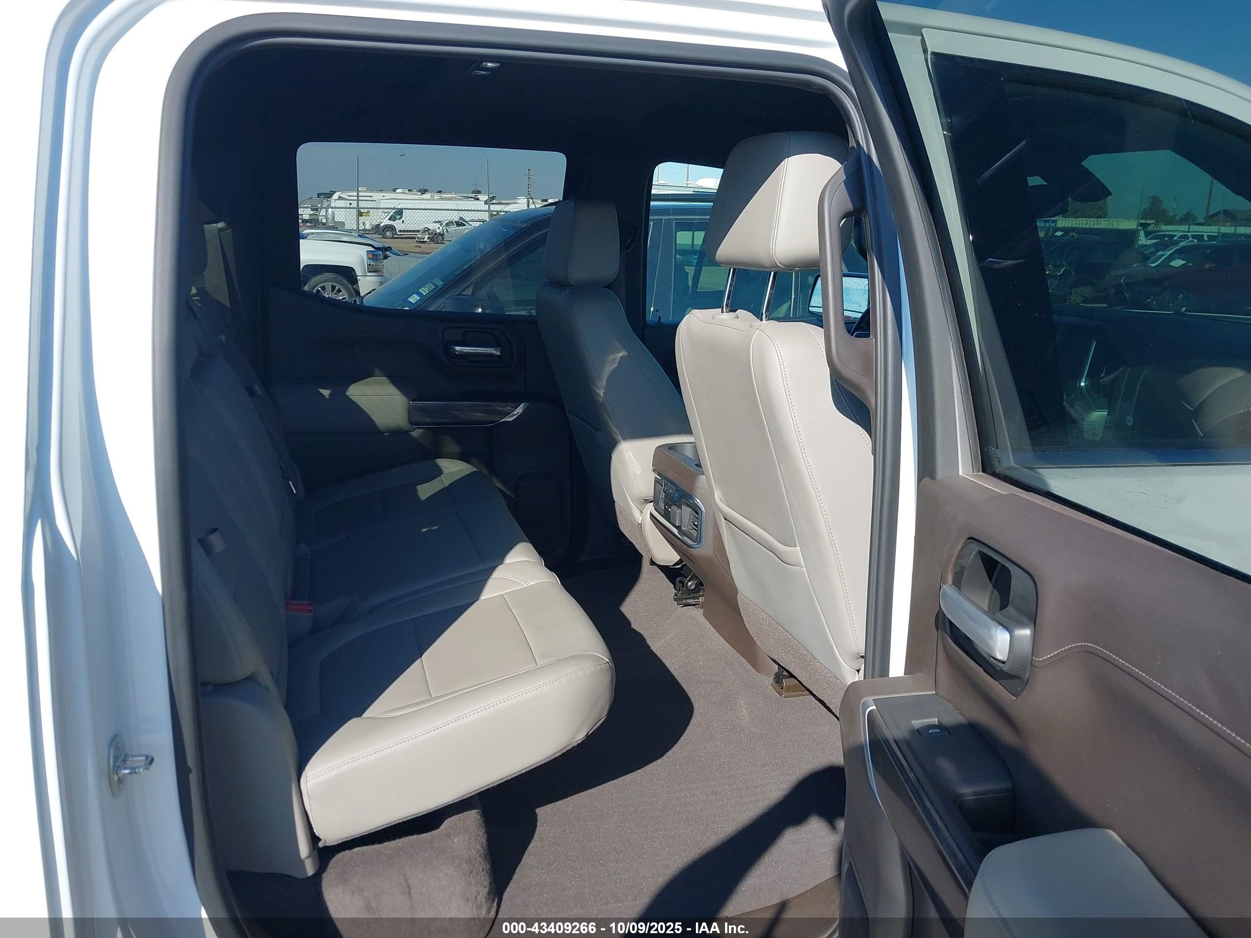 CHEVROLET SILVERADO image 8
