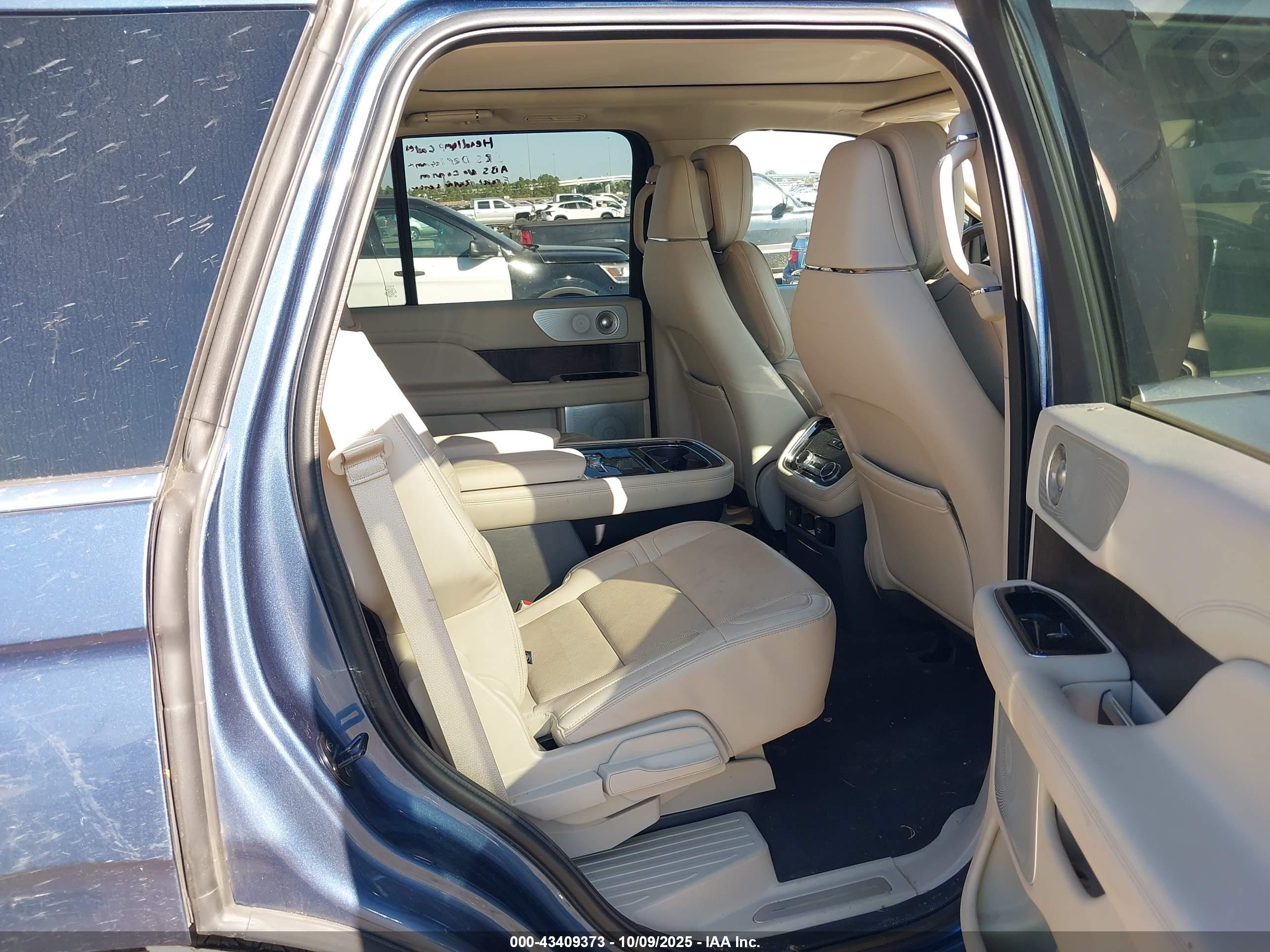 LINCOLN NAVIGATOR image 8