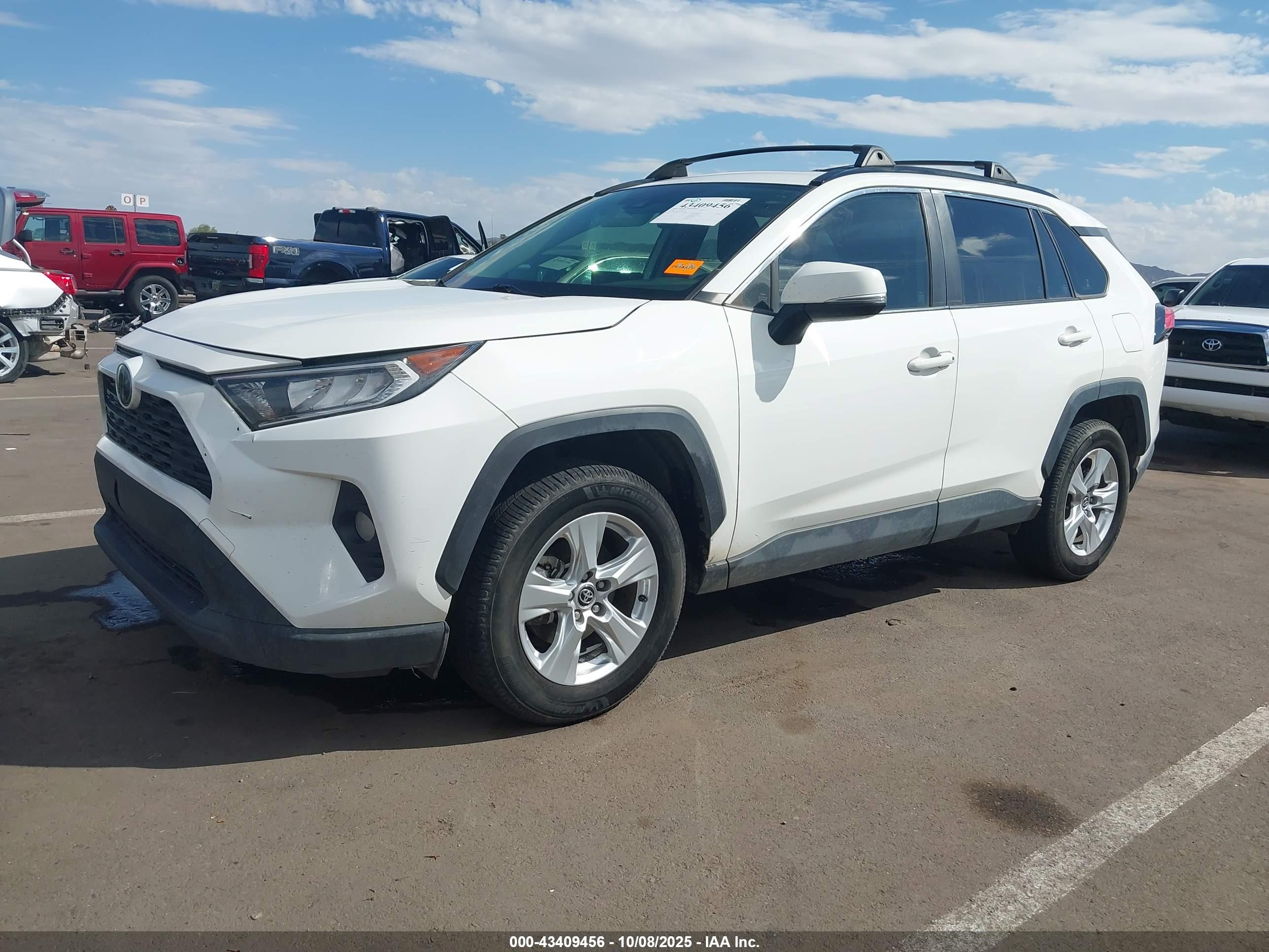 TOYOTA RAV4 image 2