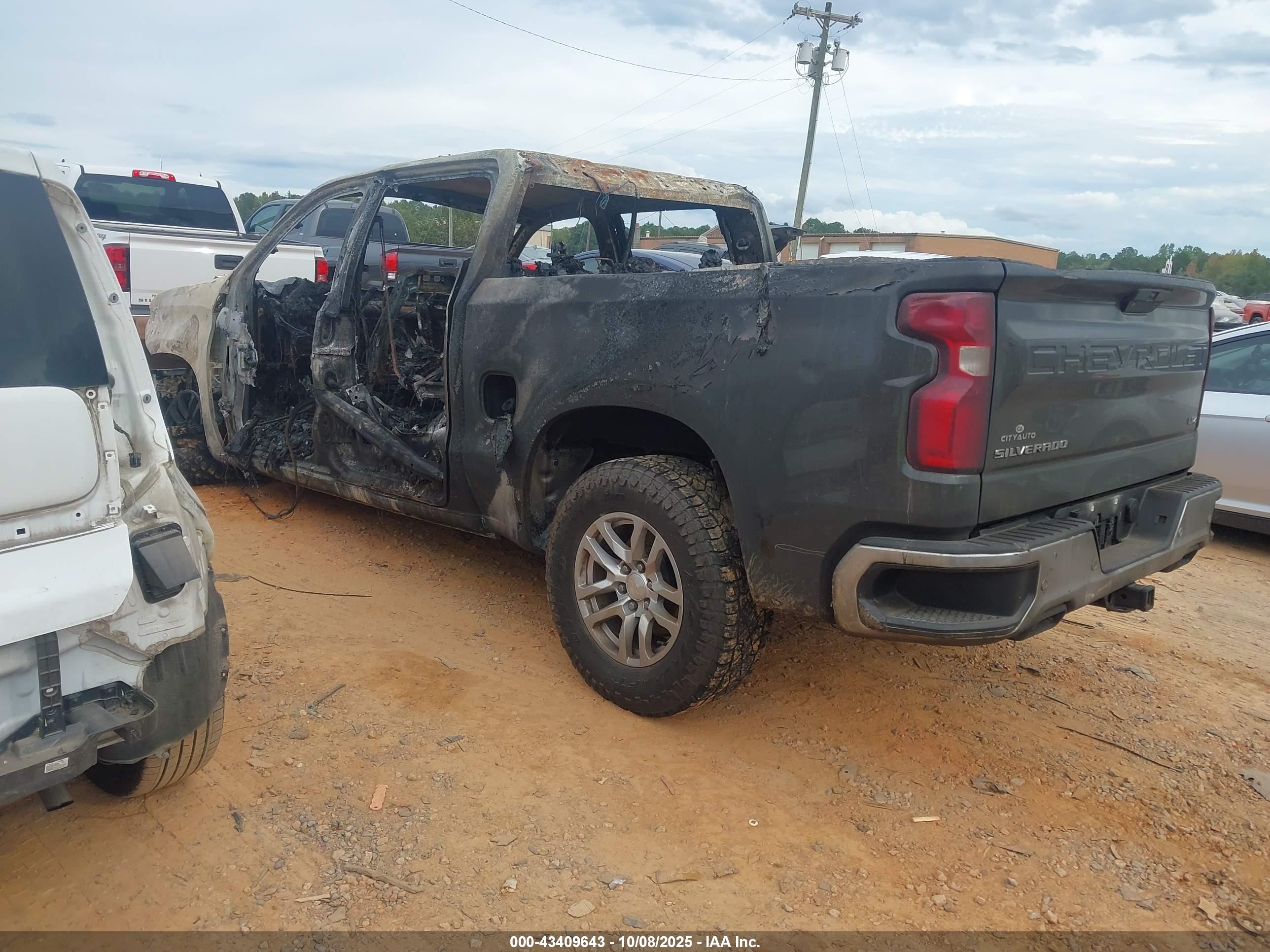 CHEVROLET SILVERADO image 3