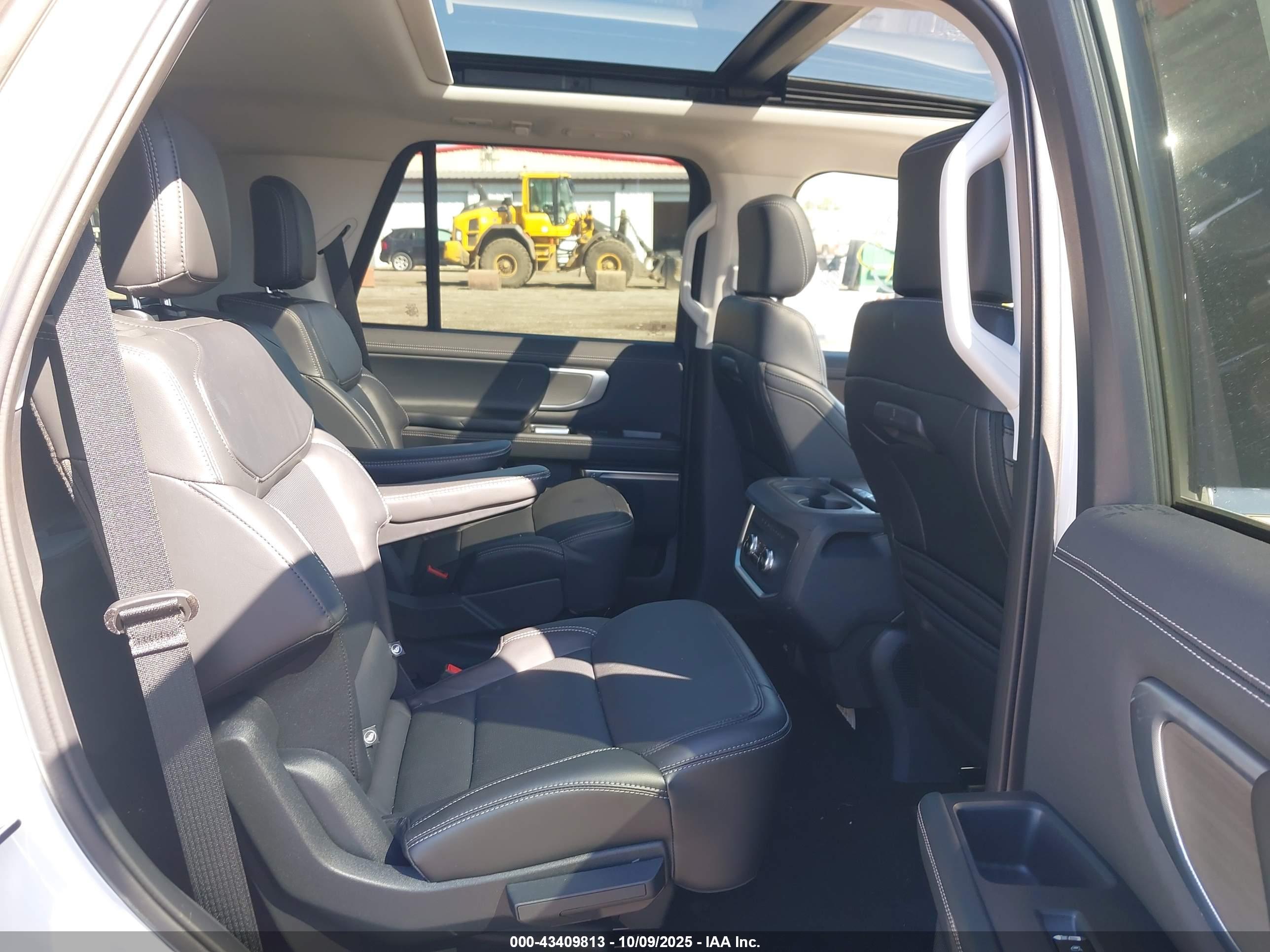 FORD EXPEDITION image 8
