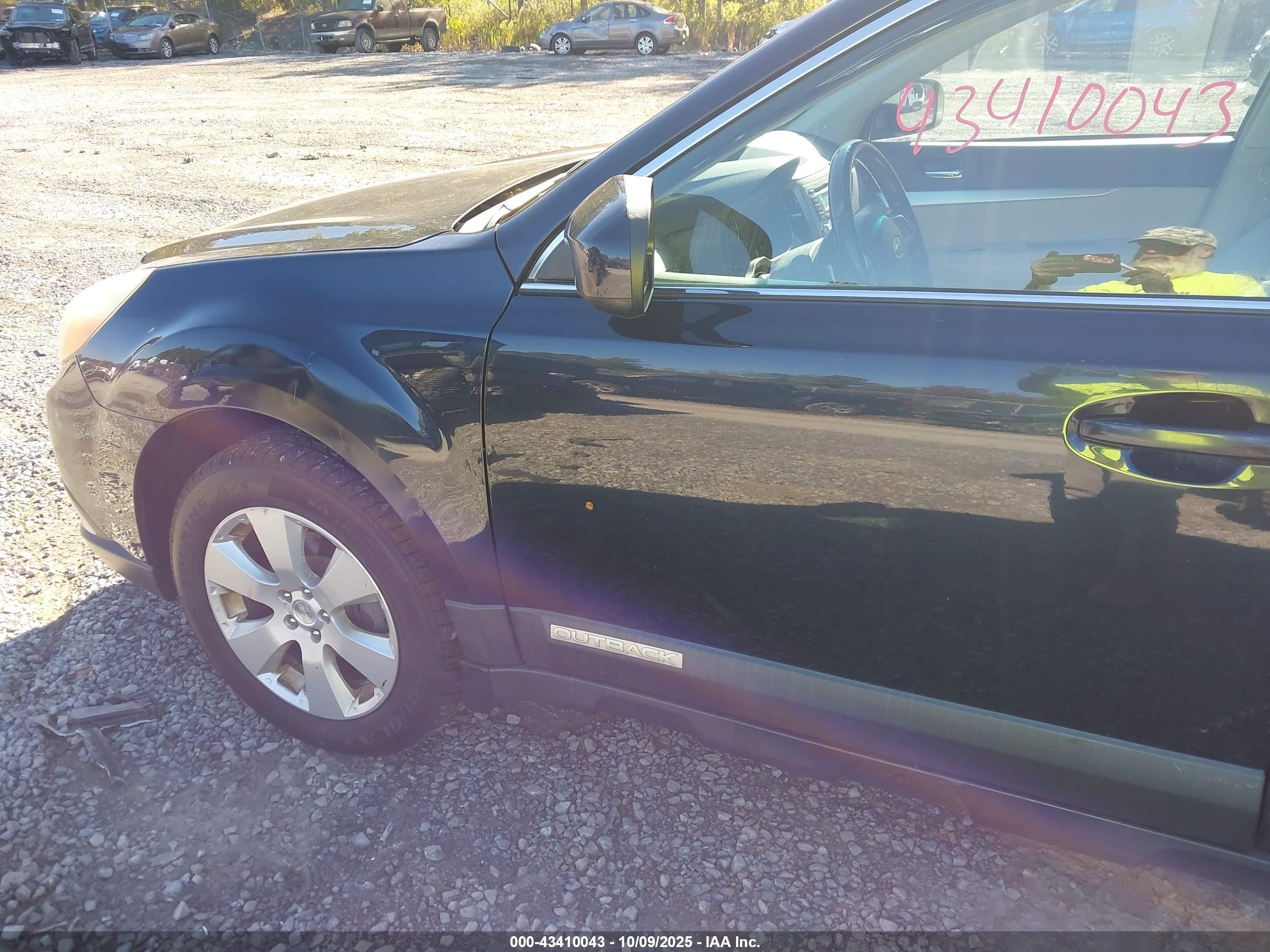SUBARU OUTBACK image 6
