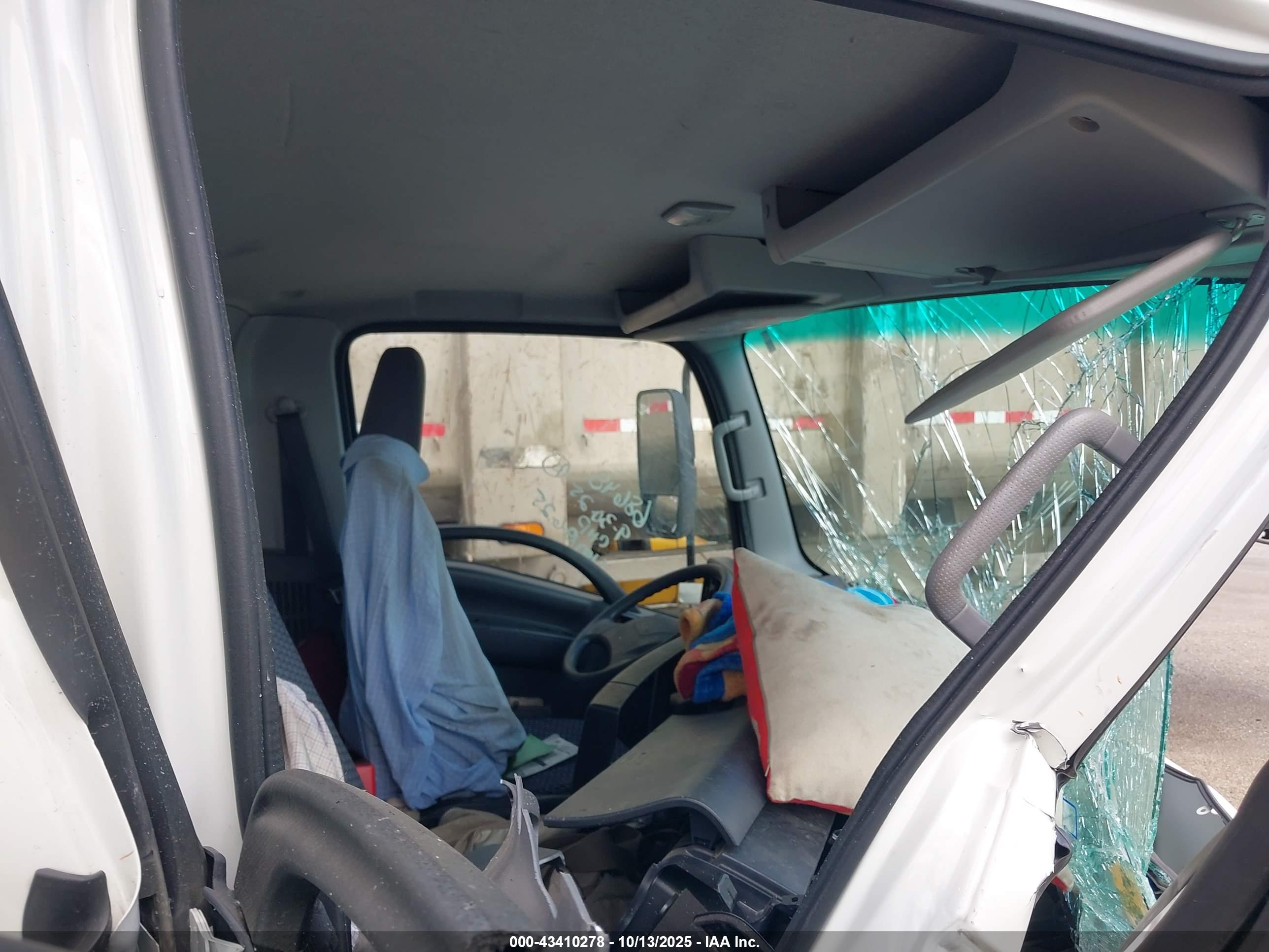 ISUZU NPR image 8