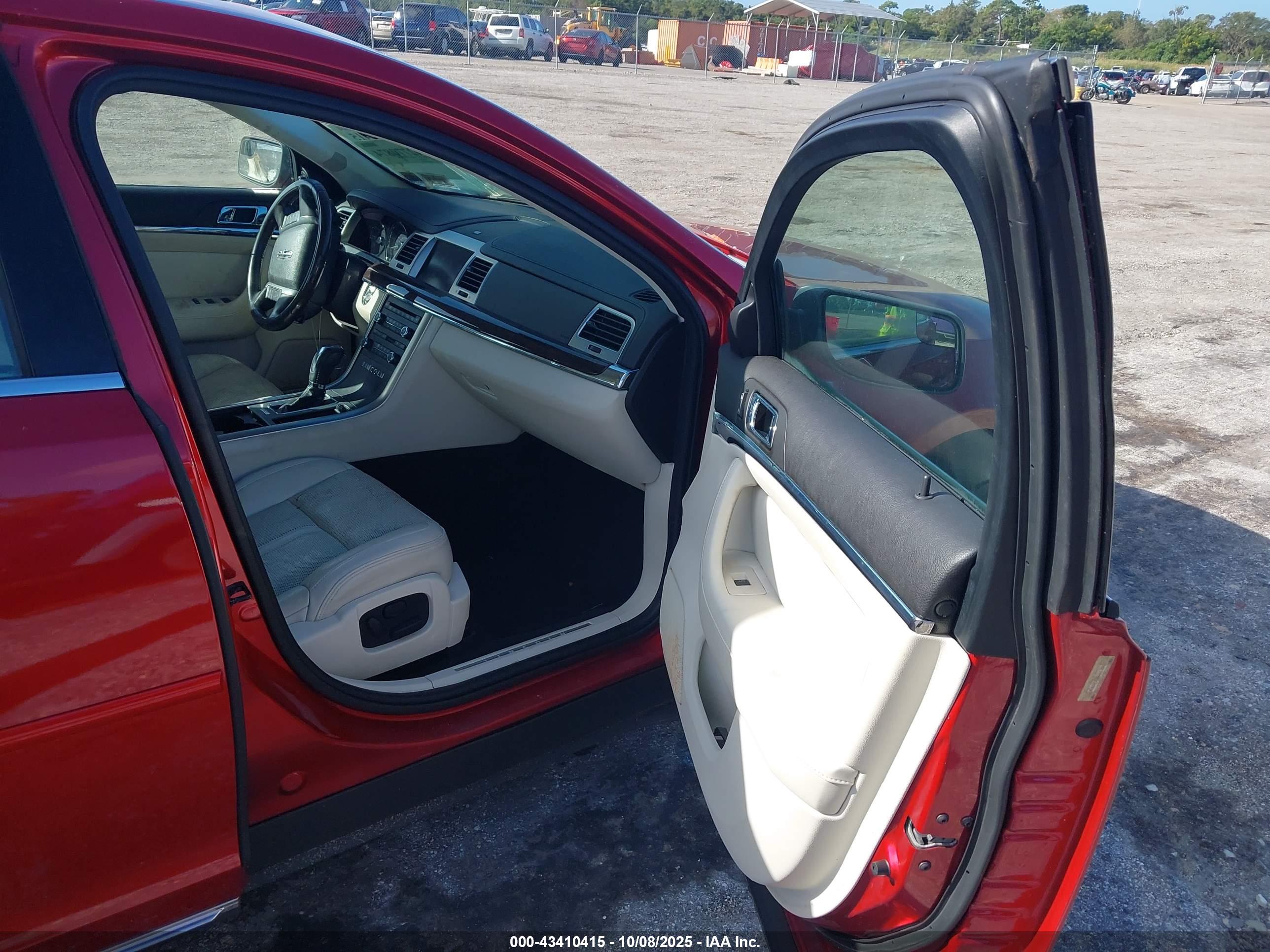 LINCOLN MKS image 5