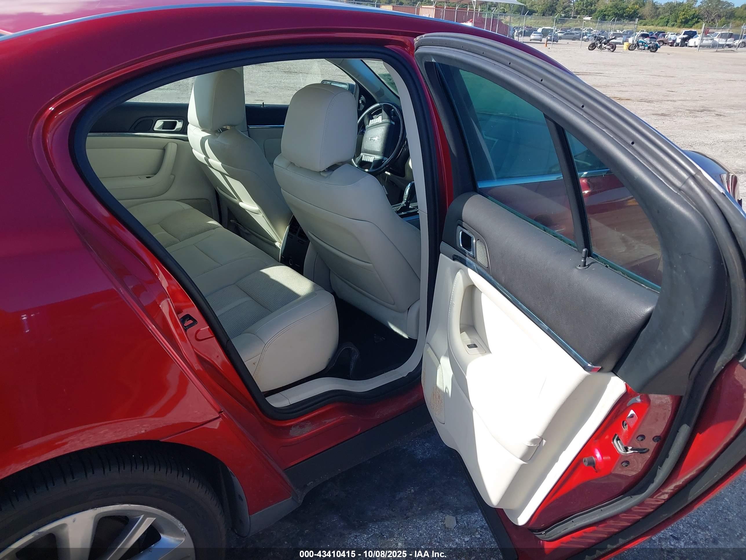 LINCOLN MKS image 8