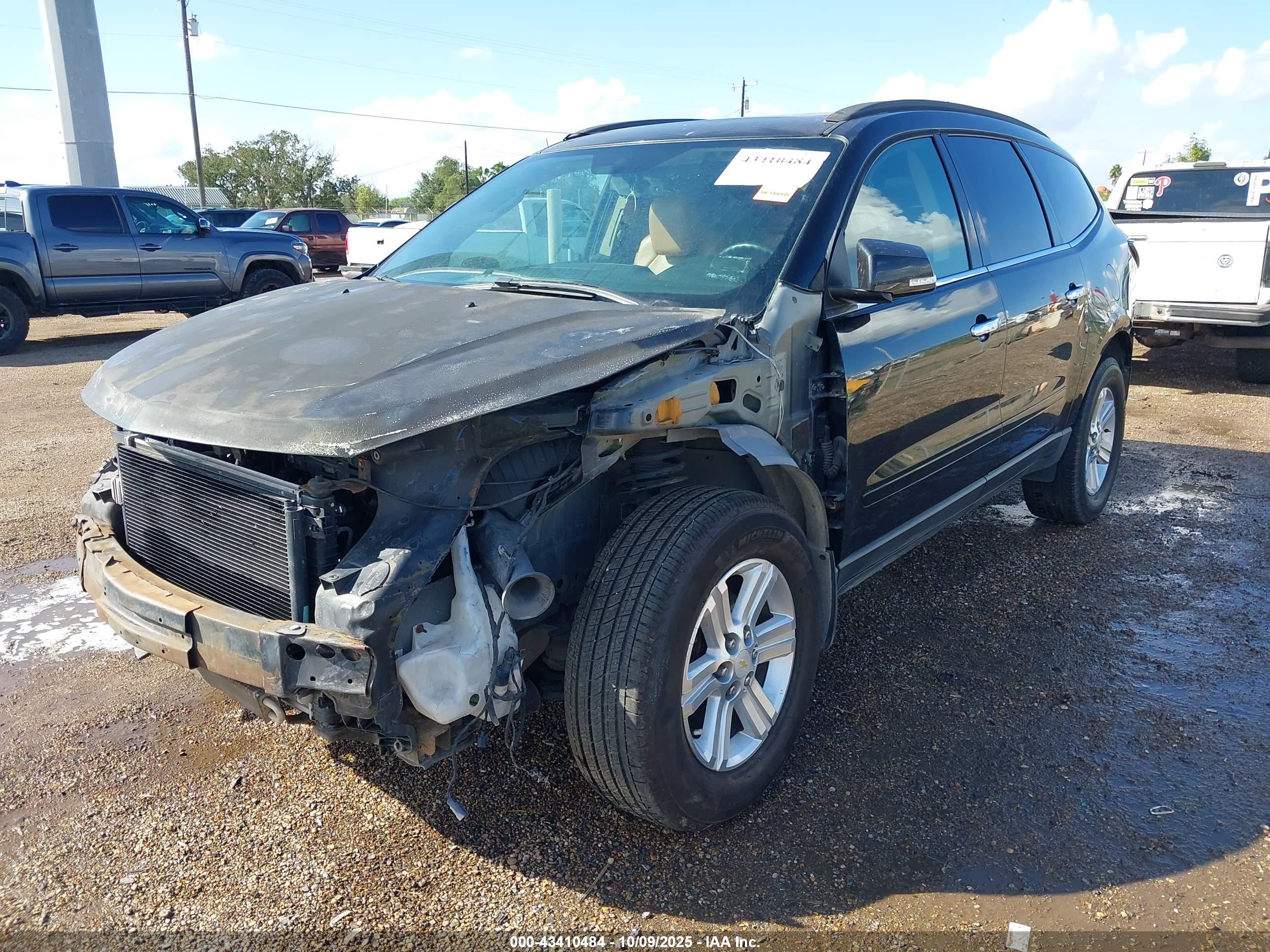 CHEVROLET TRAVERSE image 2