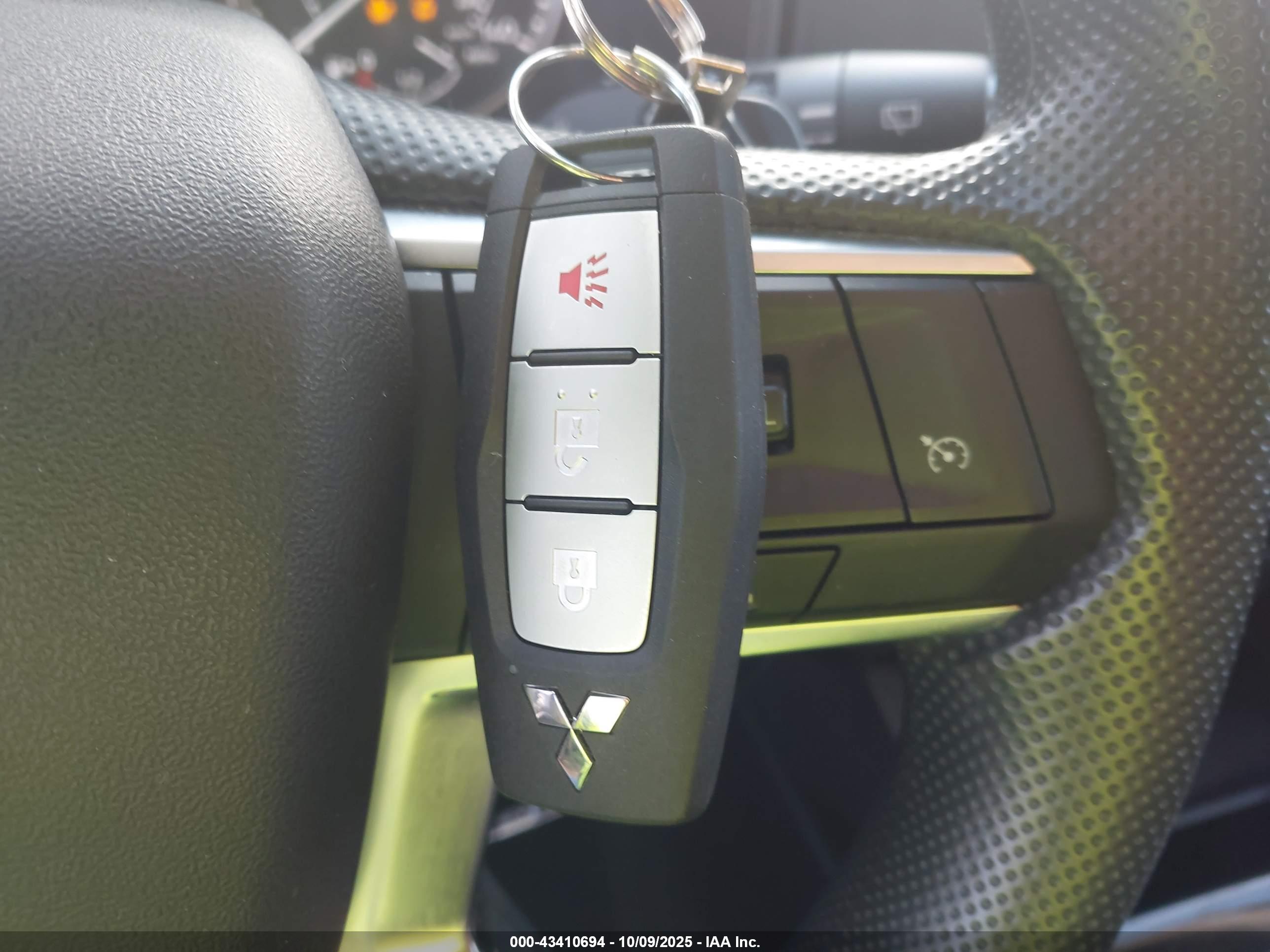 MITSUBISHI OUTLANDER image 11