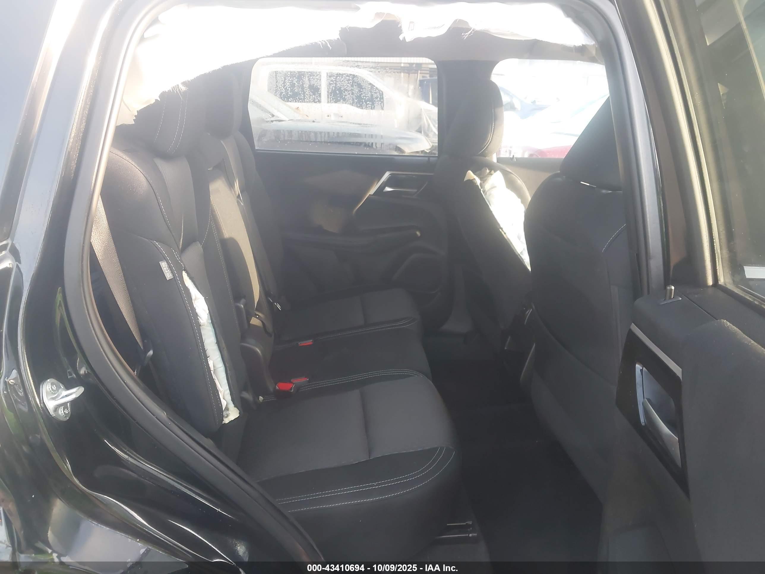 MITSUBISHI OUTLANDER image 8