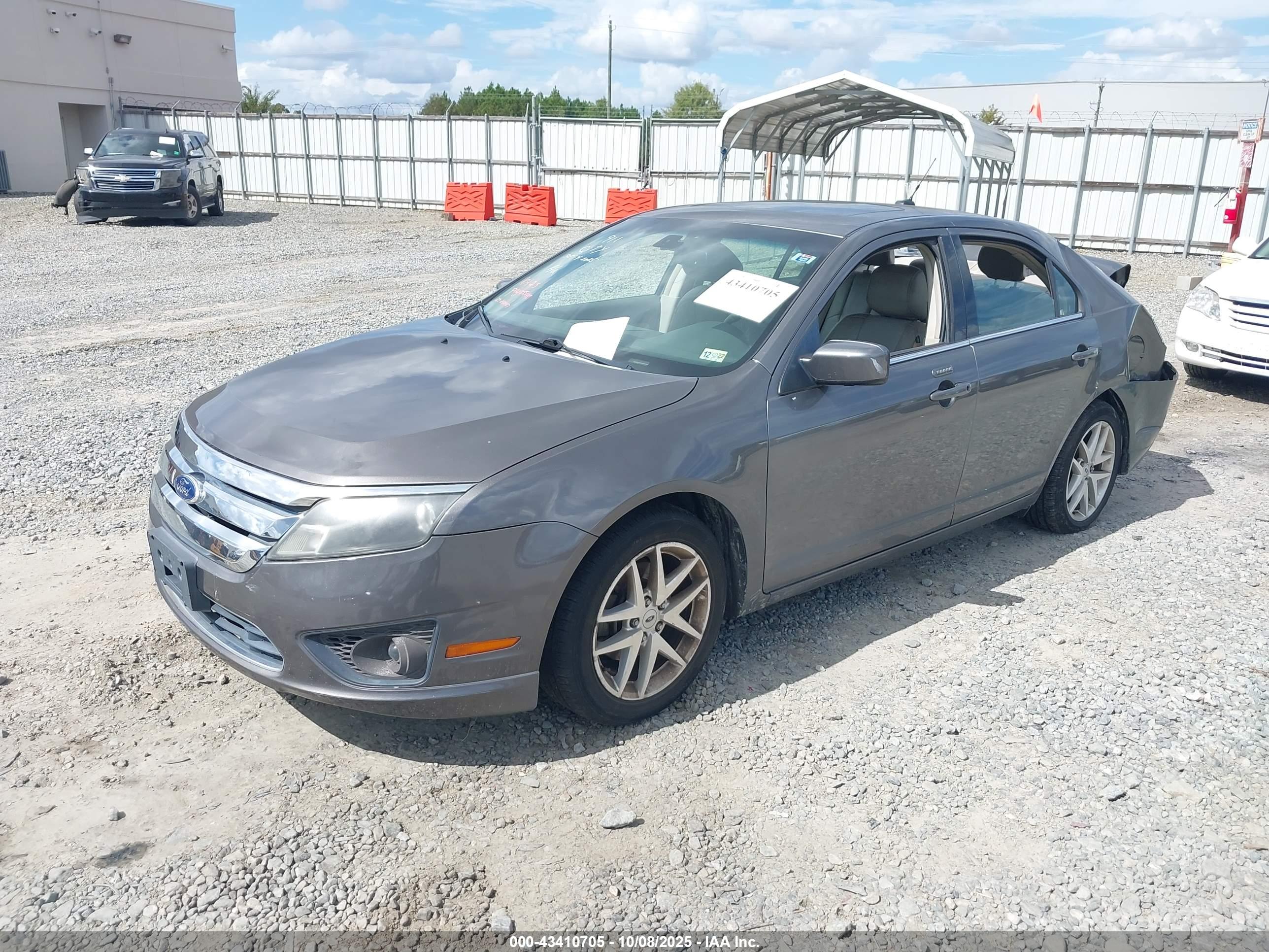 FORD FUSION image 2