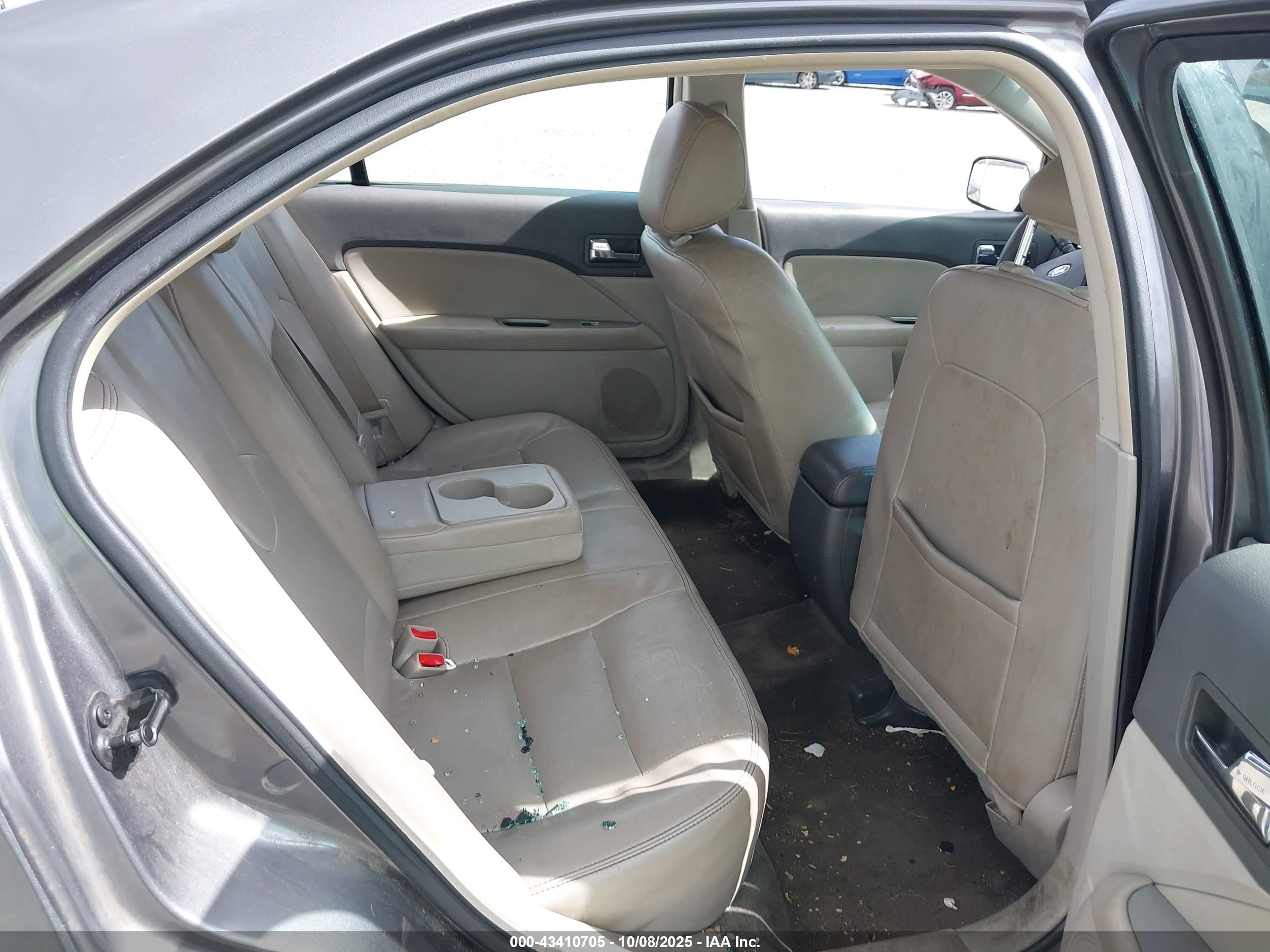 FORD FUSION image 8