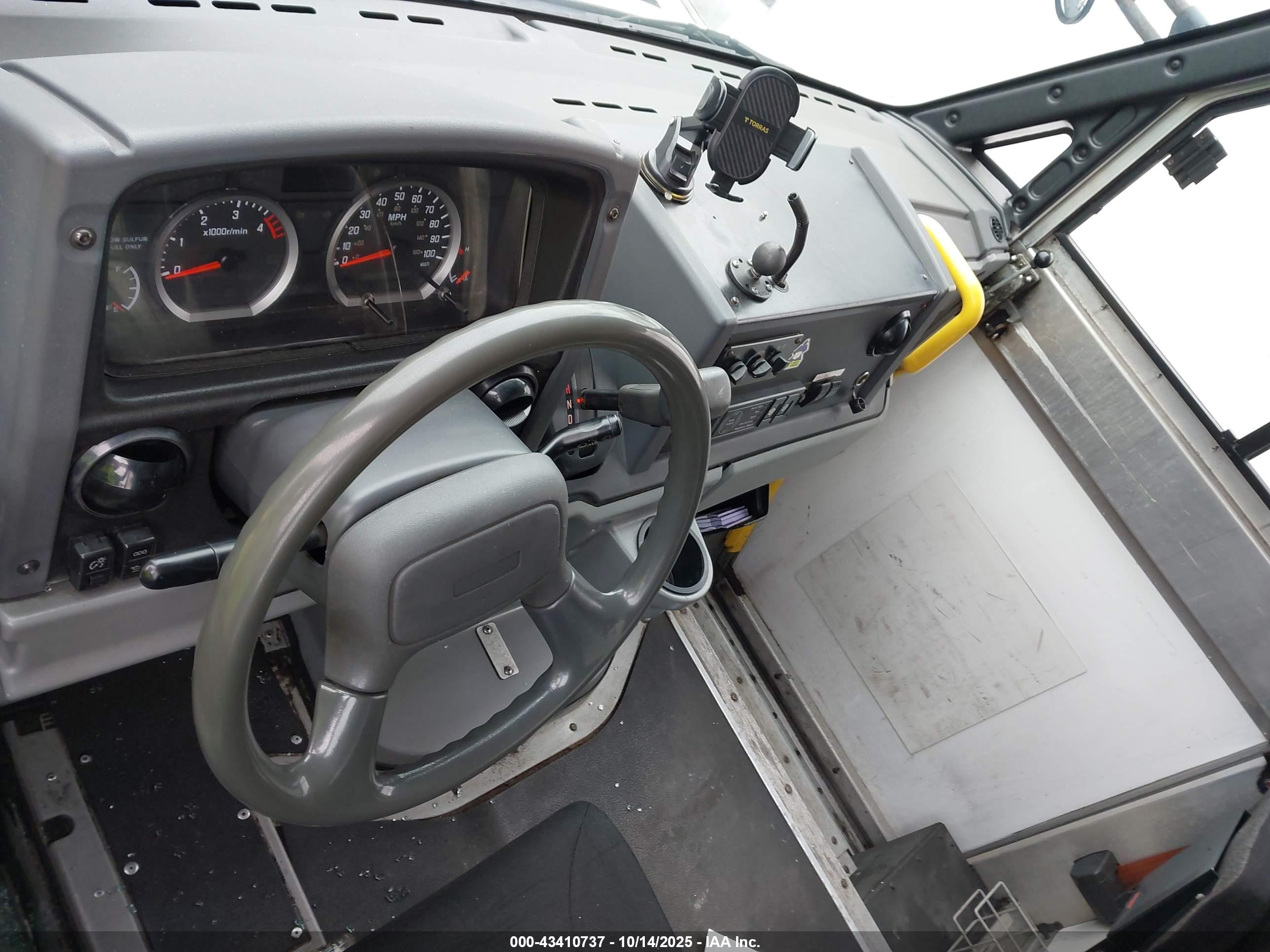 ISUZU COMMERCIAL image 7