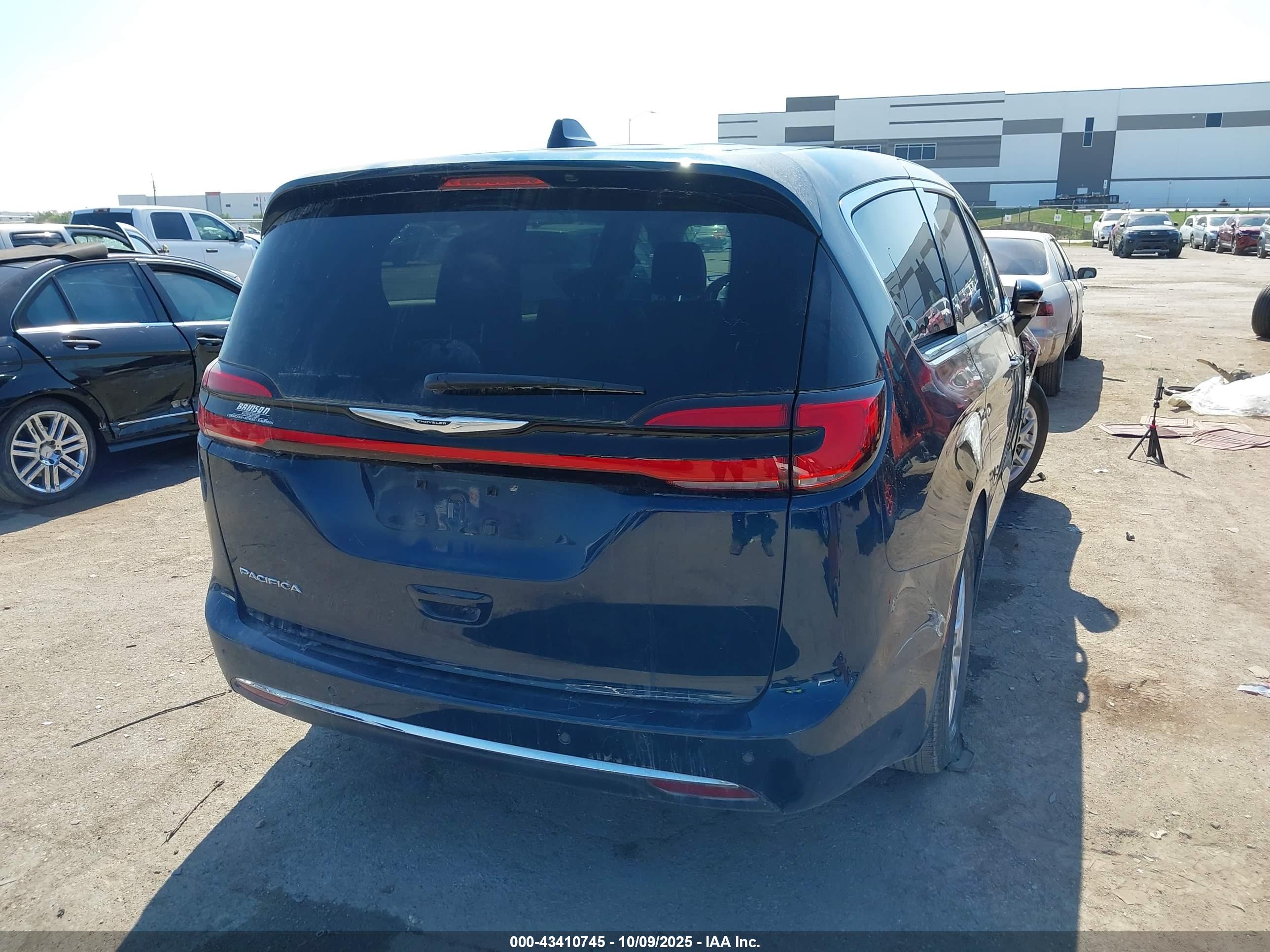 CHRYSLER PACIFICA image 4