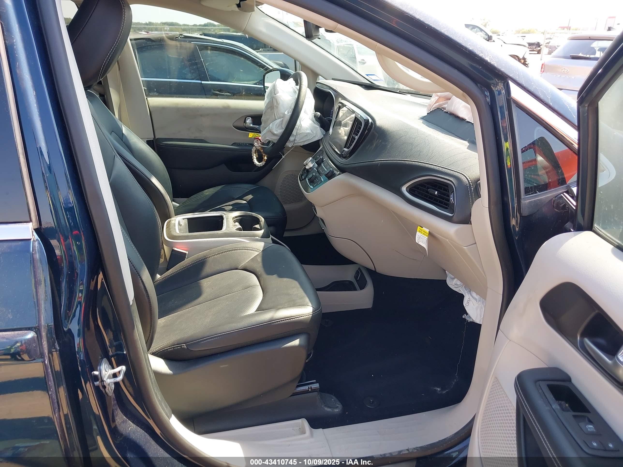 CHRYSLER PACIFICA image 5