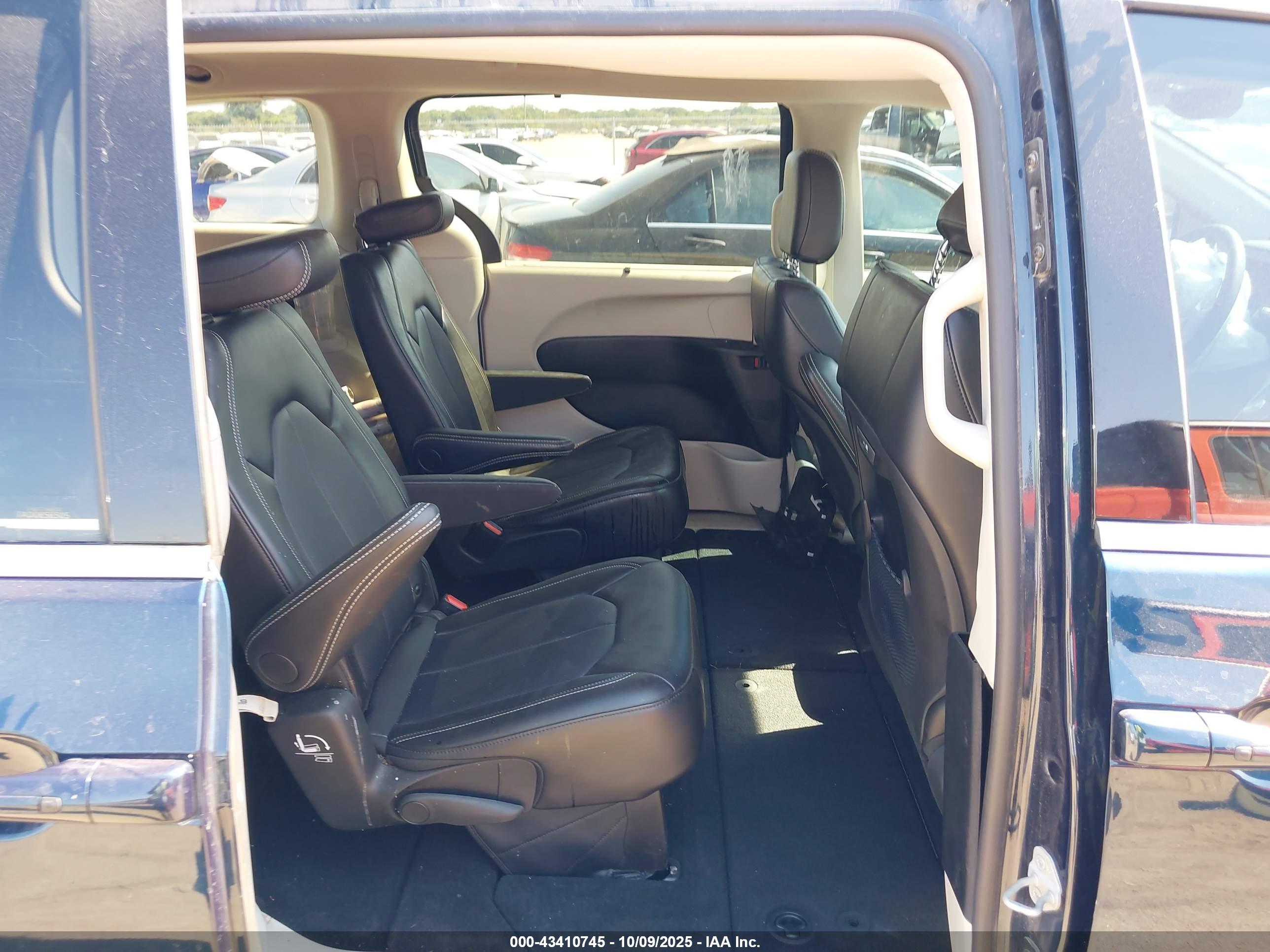 CHRYSLER PACIFICA image 8