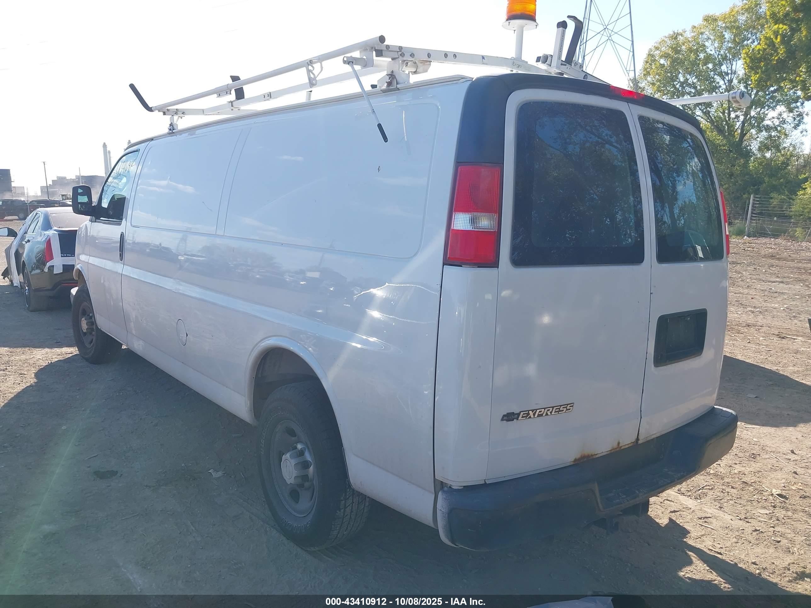 CHEVROLET EXPRESS image 3