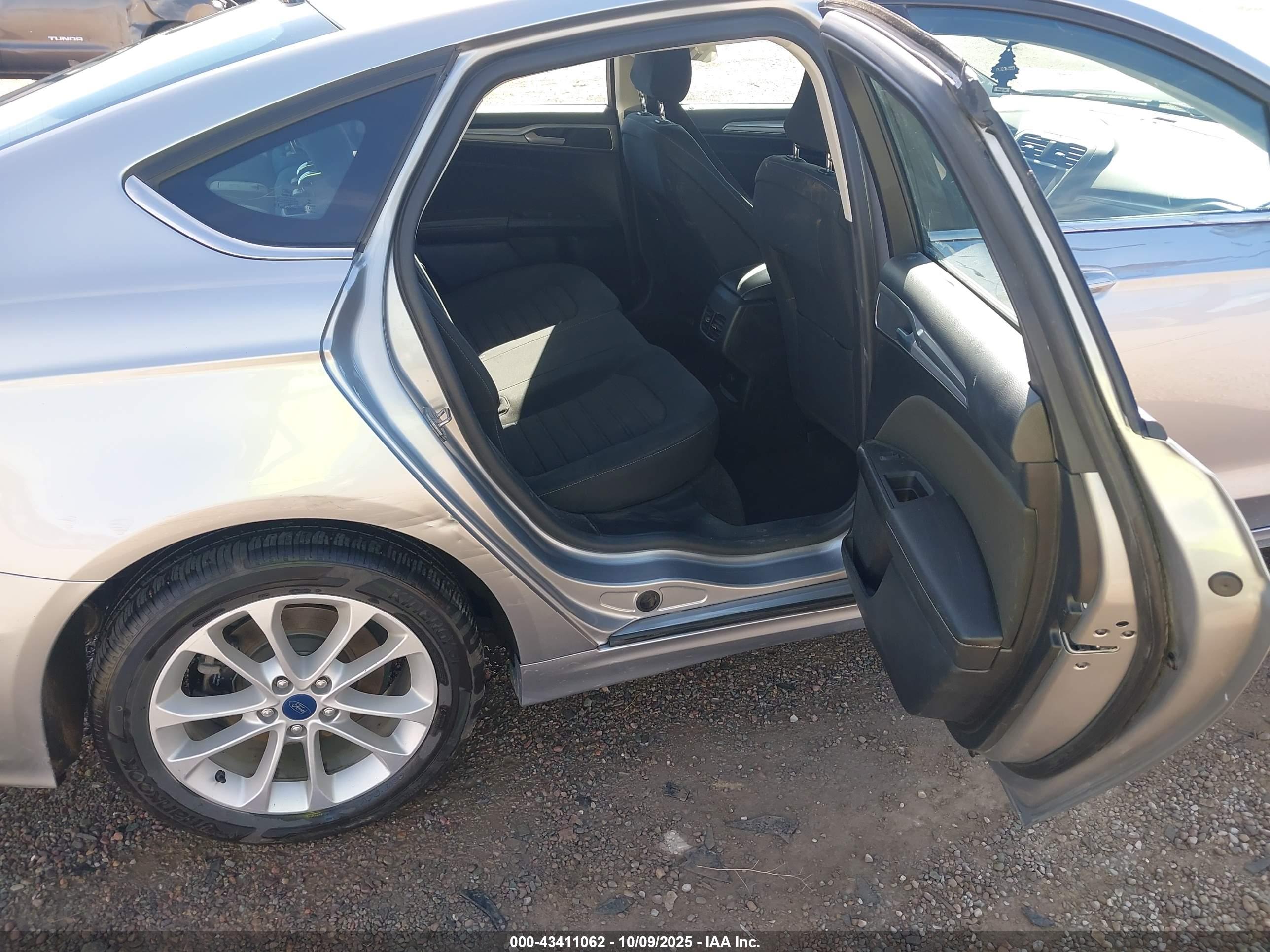 FORD FUSION image 8