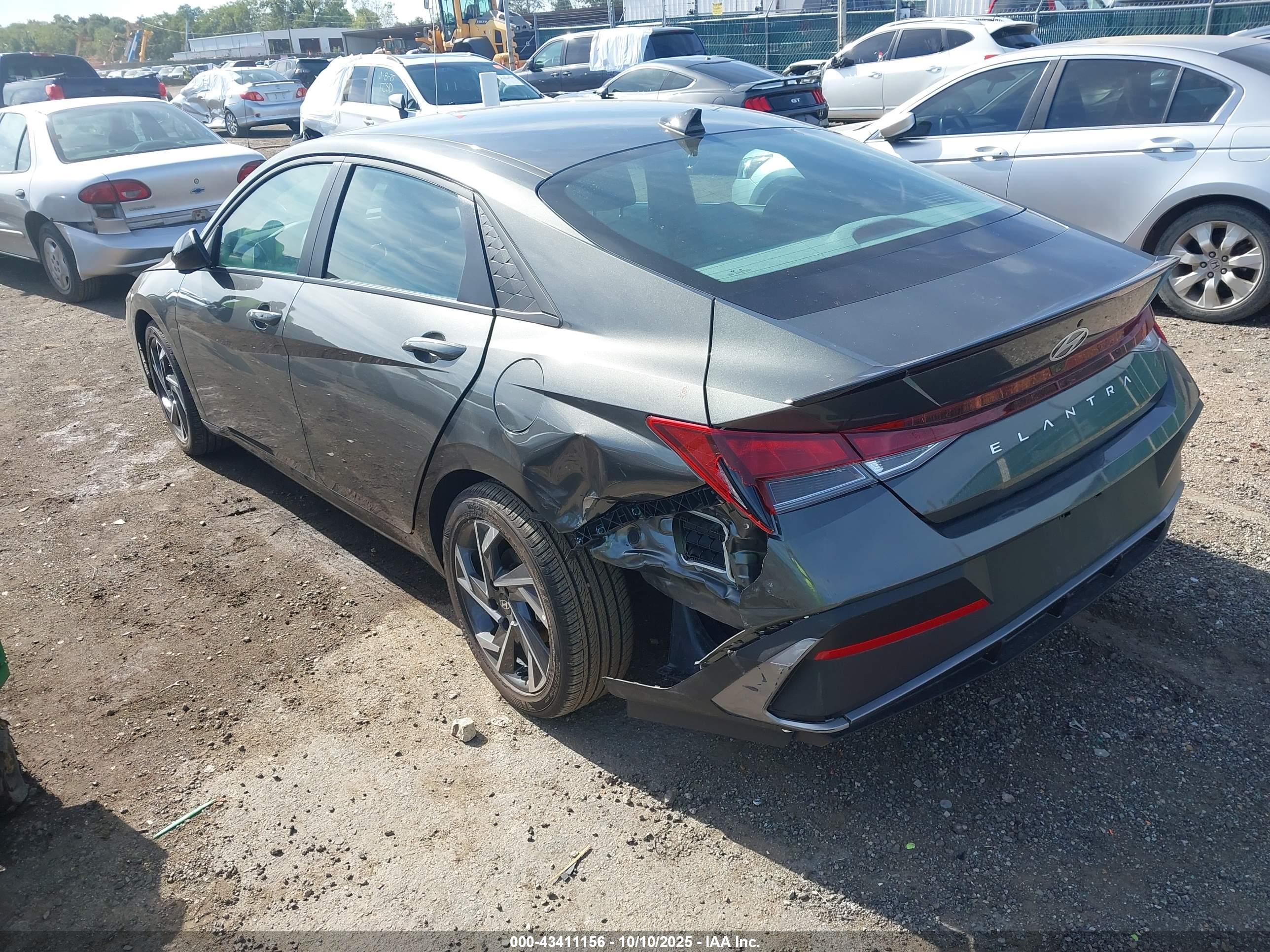 HYUNDAI ELANTRA image 3