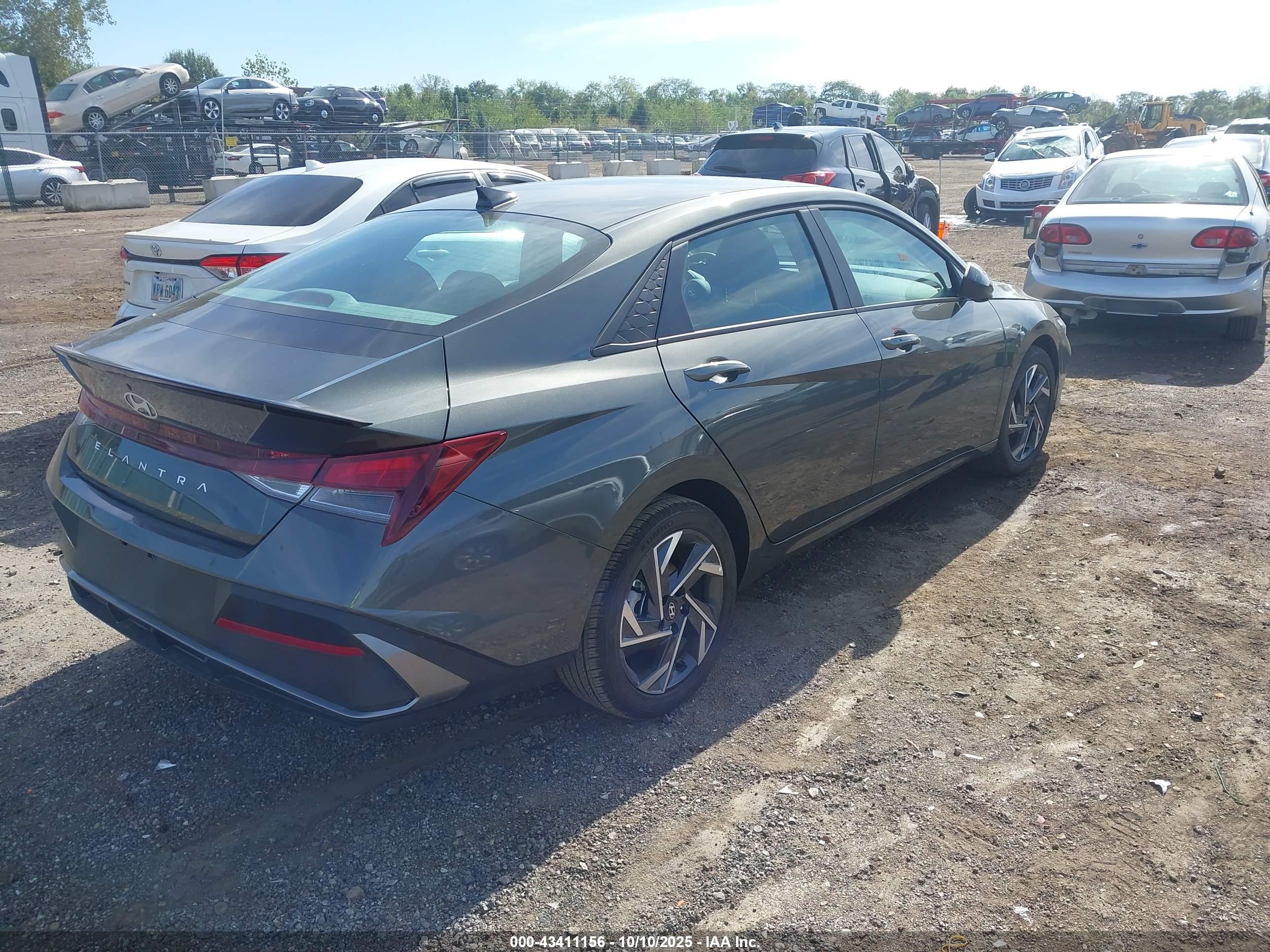 HYUNDAI ELANTRA image 4