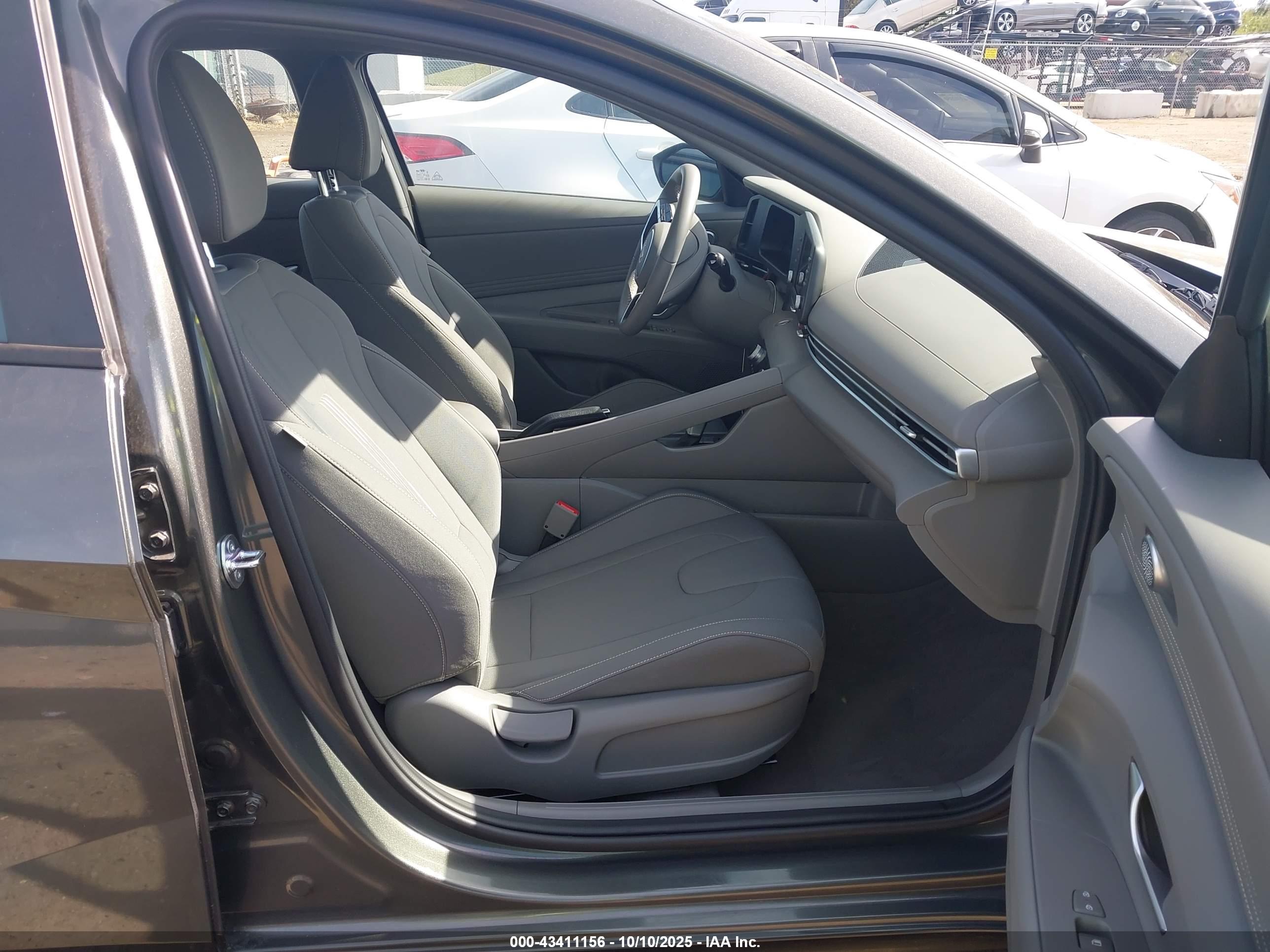HYUNDAI ELANTRA image 5