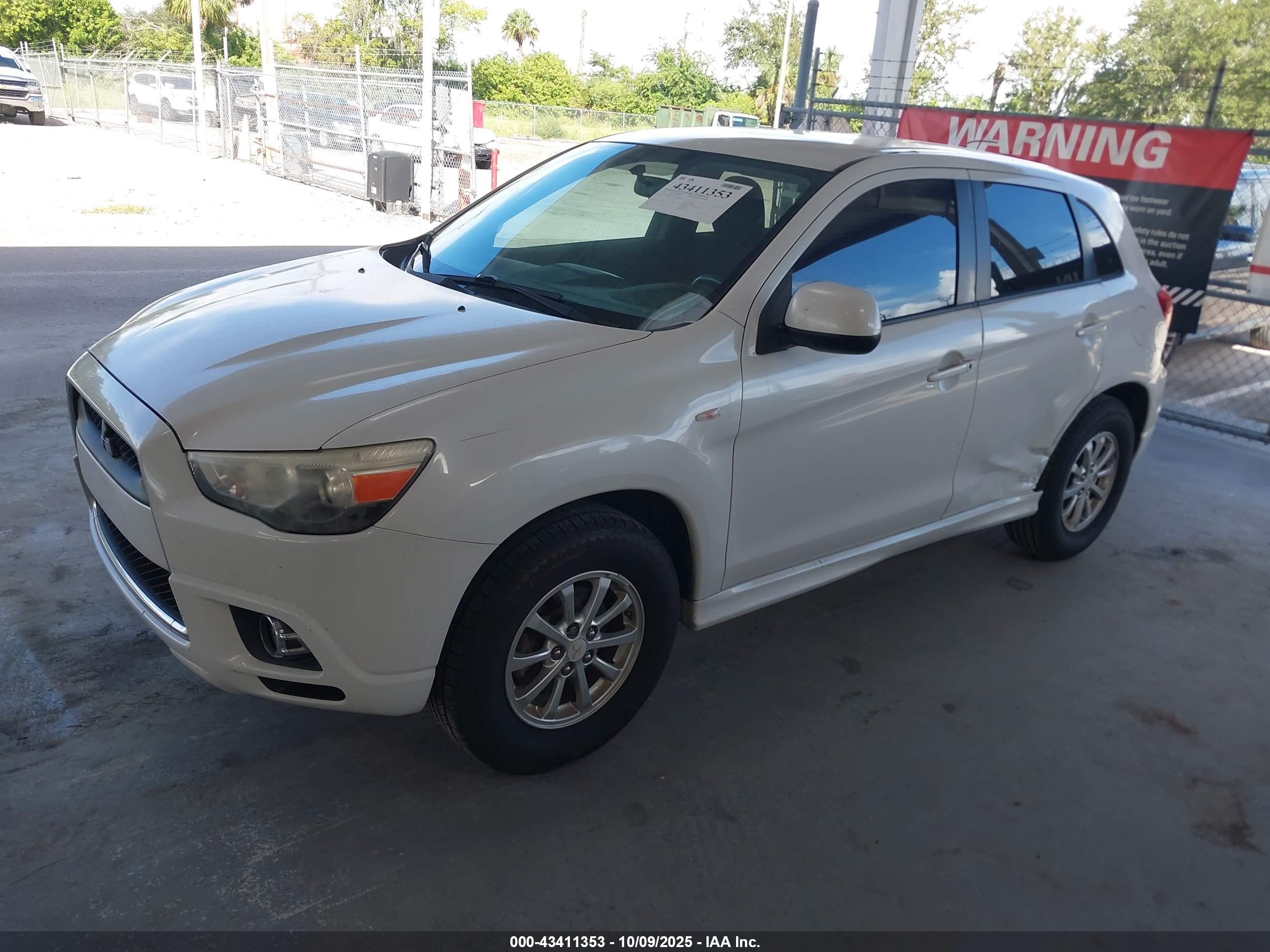 MITSUBISHI OUTLANDER image 2