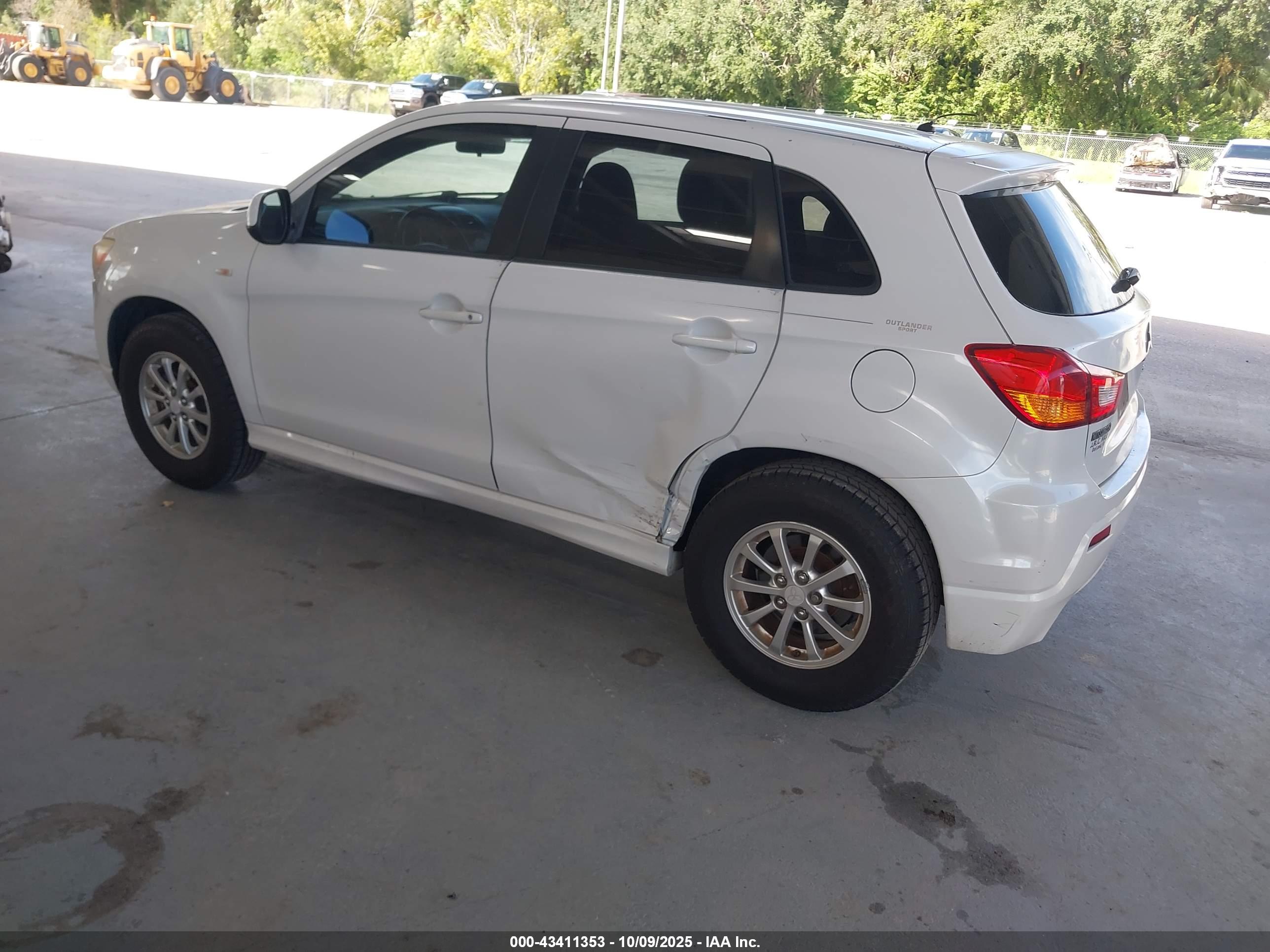 MITSUBISHI OUTLANDER image 3