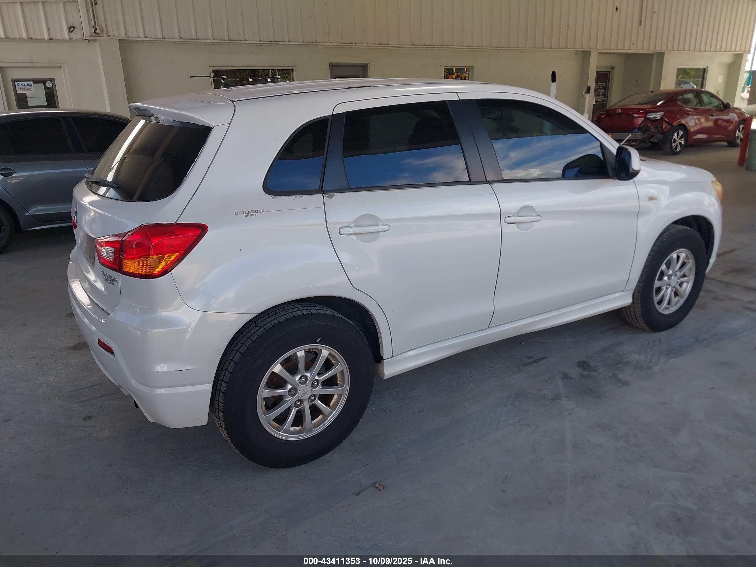 MITSUBISHI OUTLANDER image 4