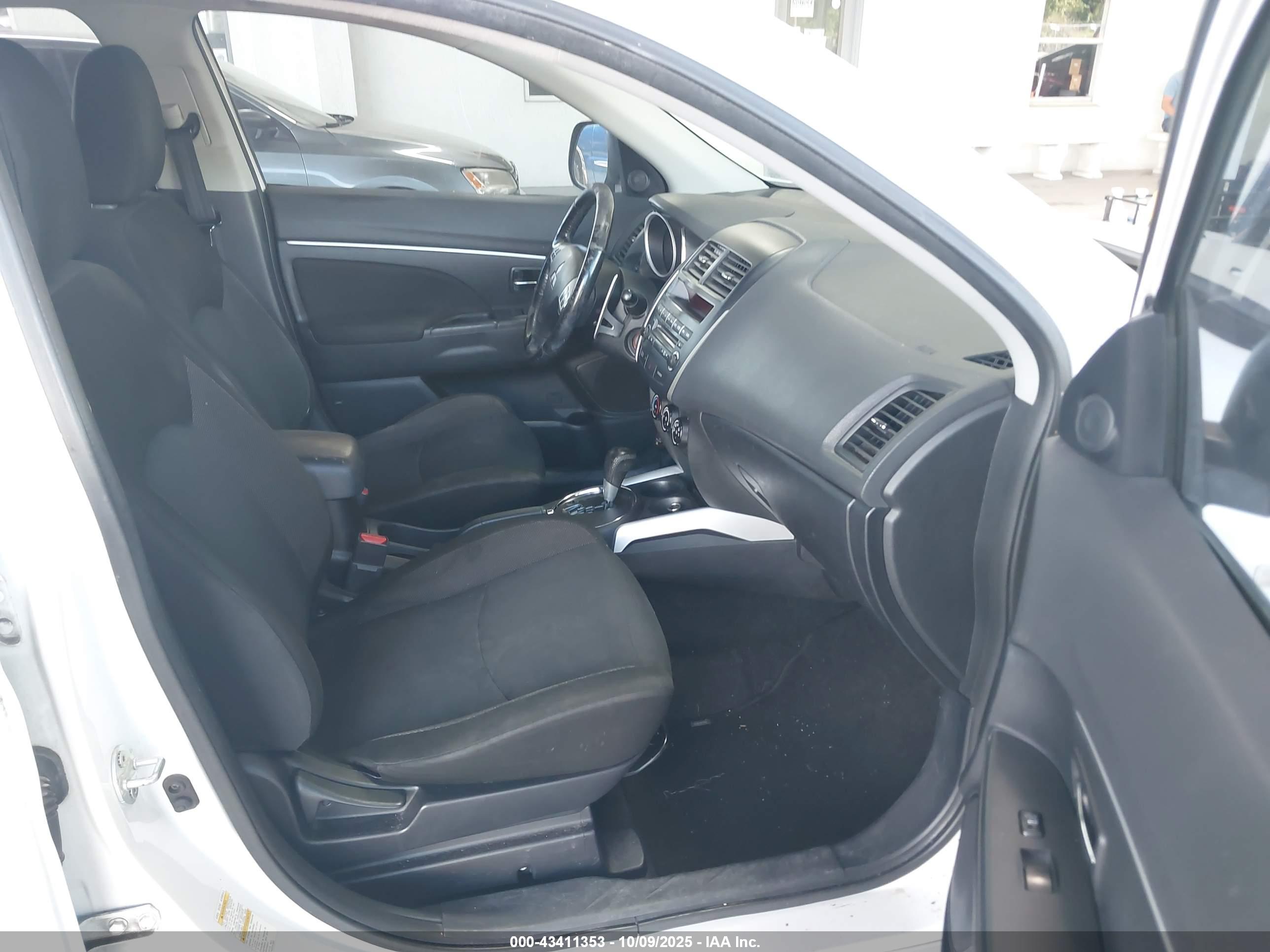 MITSUBISHI OUTLANDER image 5