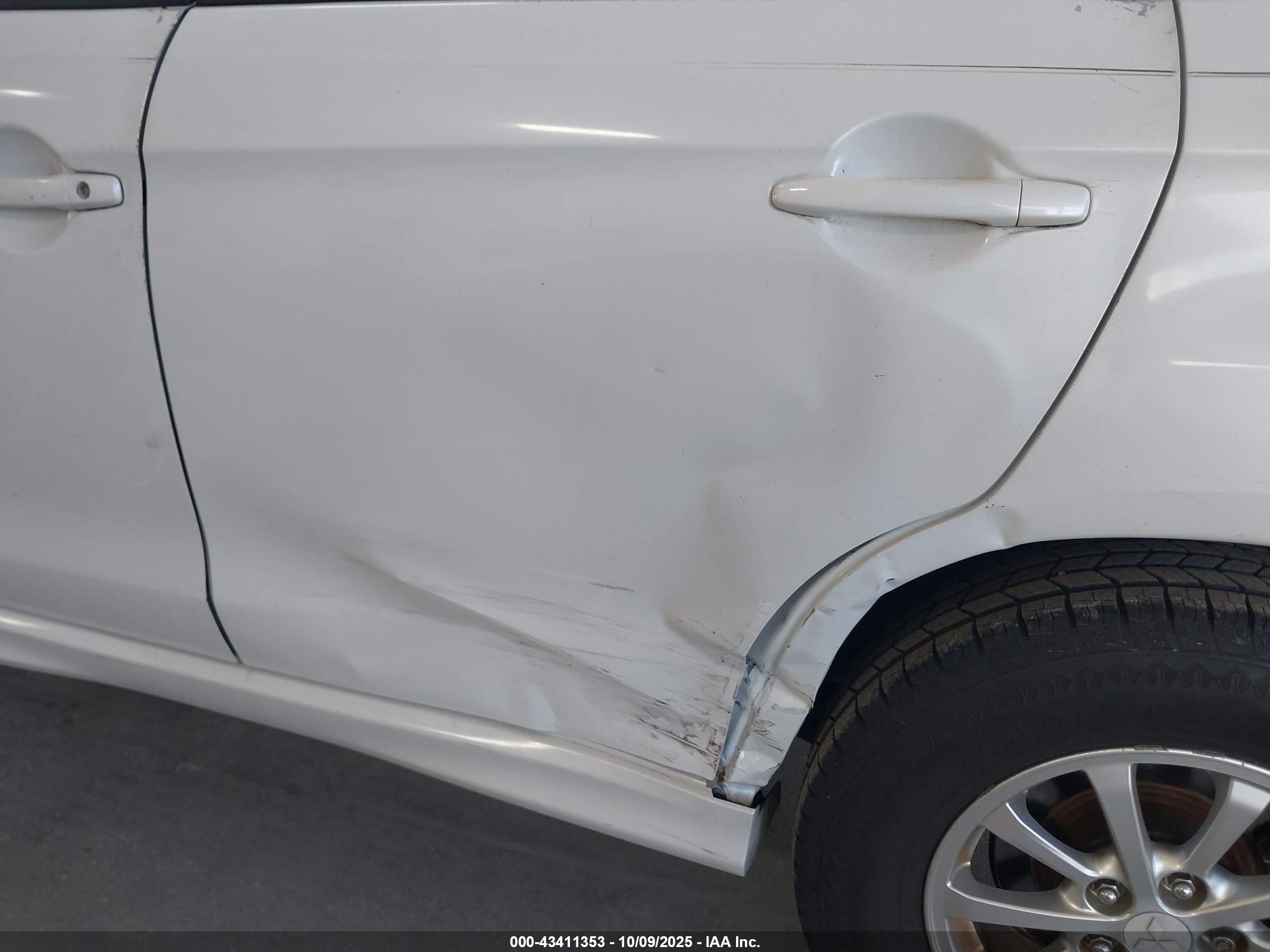 MITSUBISHI OUTLANDER image 6