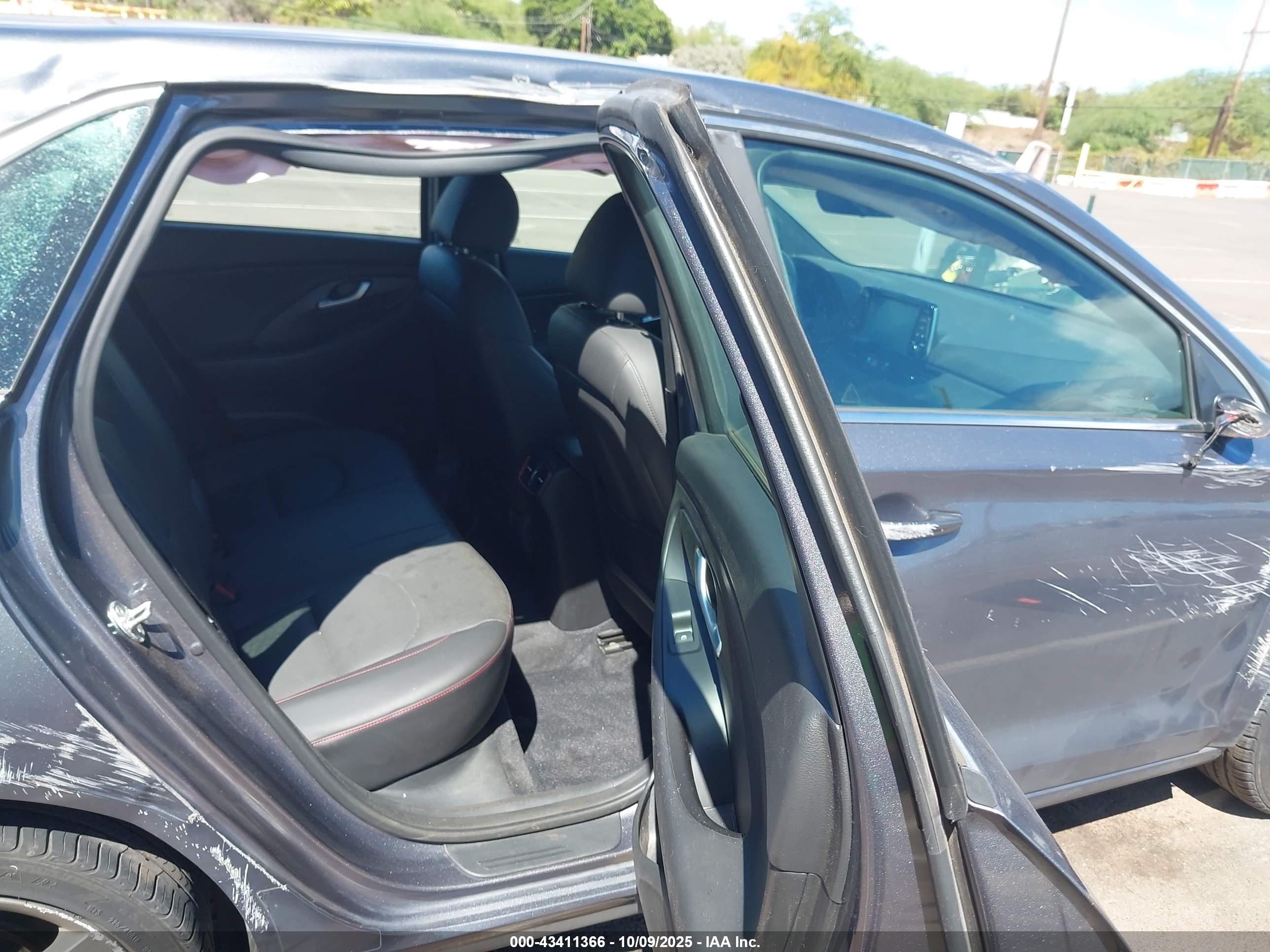 HYUNDAI ELANTRA image 8