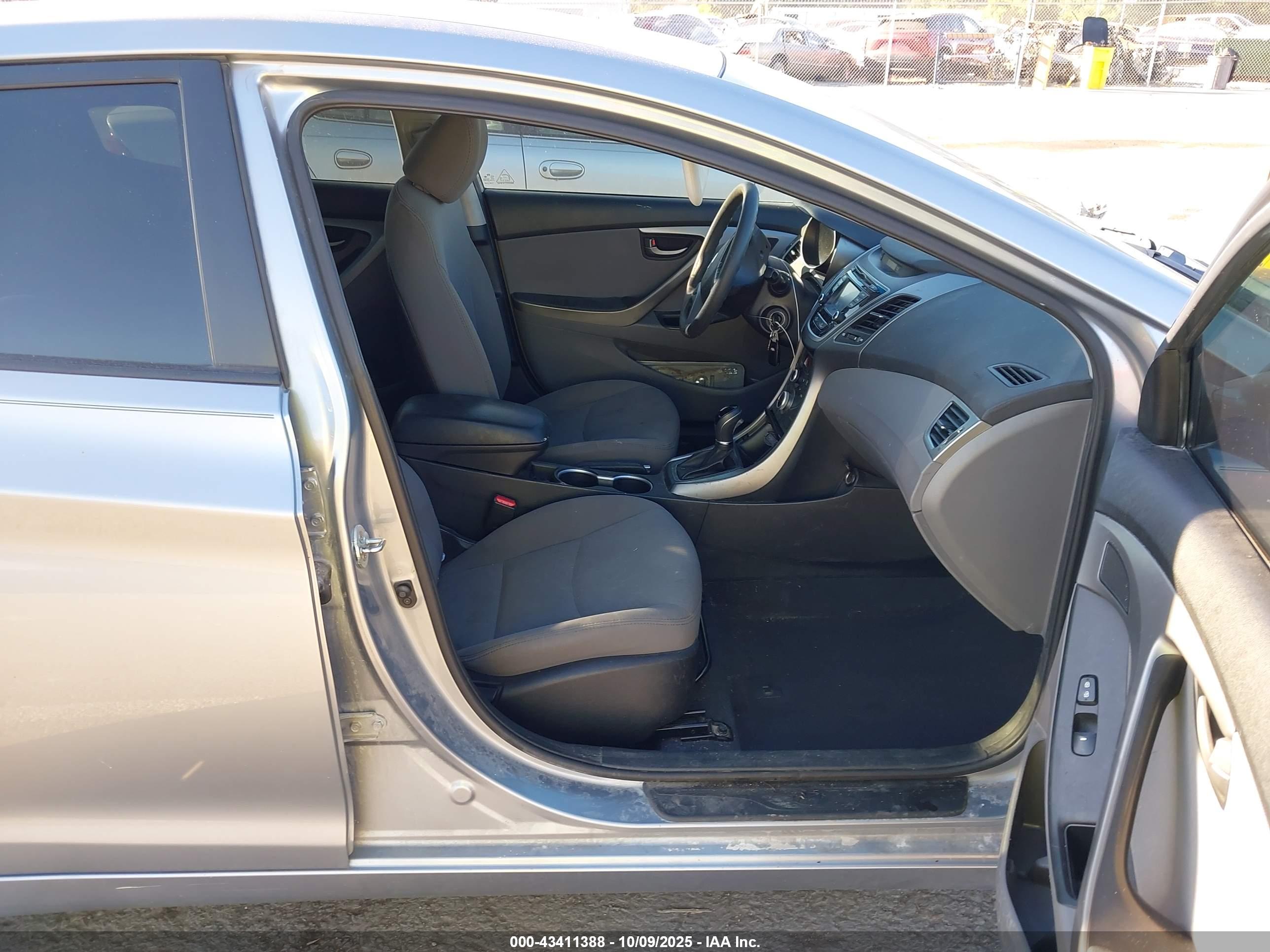 HYUNDAI ELANTRA image 5
