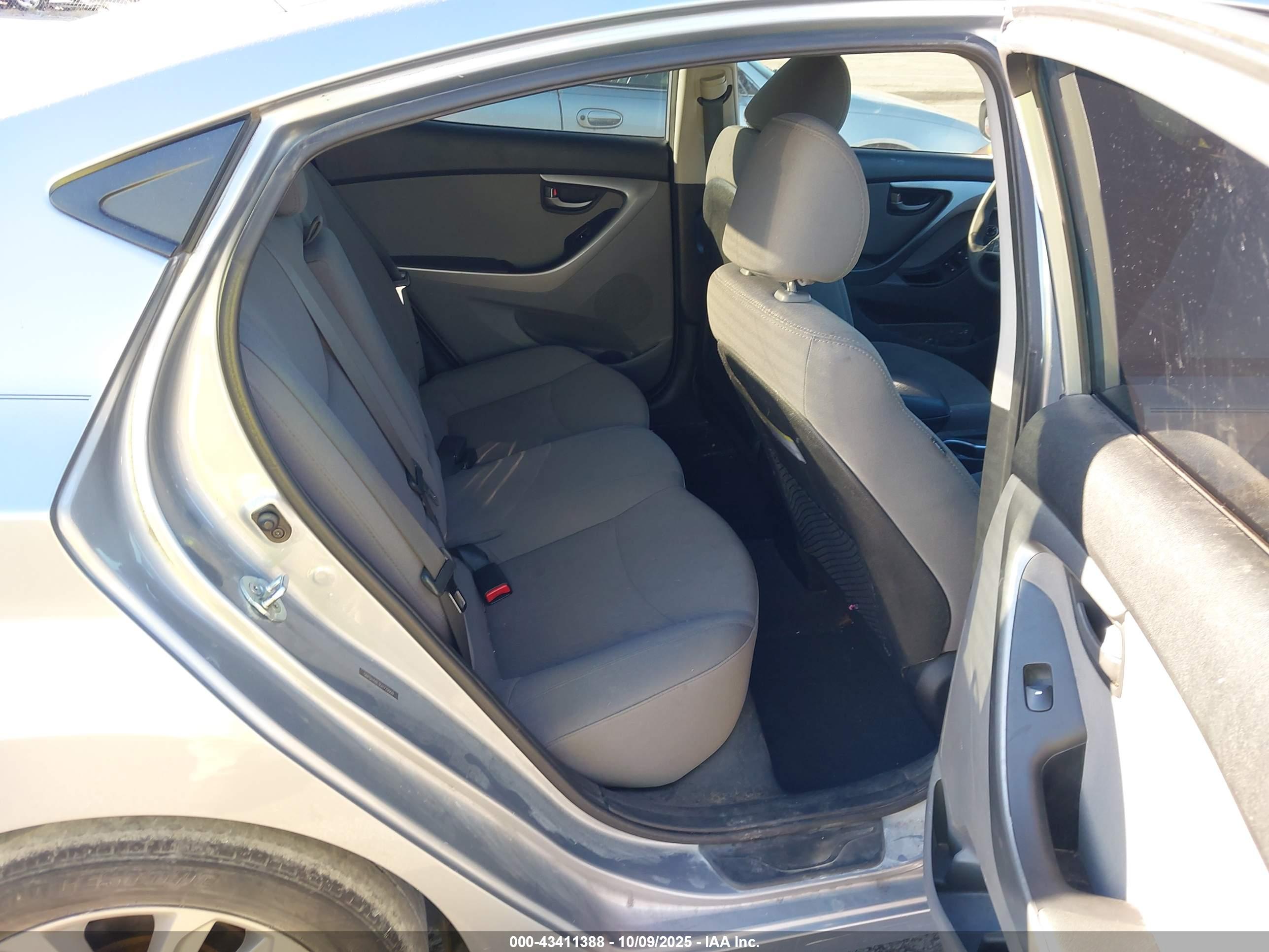 HYUNDAI ELANTRA image 8