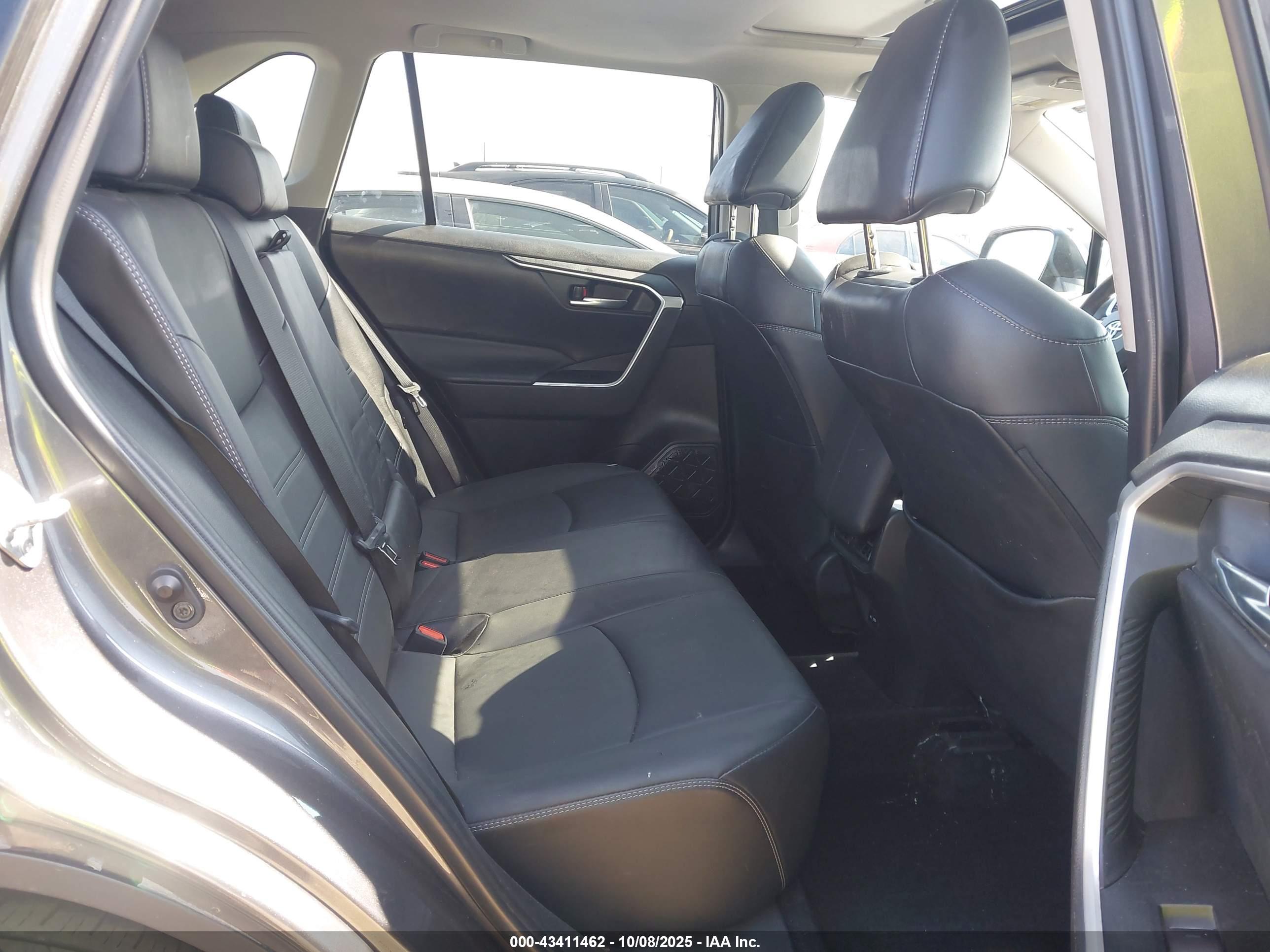 TOYOTA RAV4 image 8