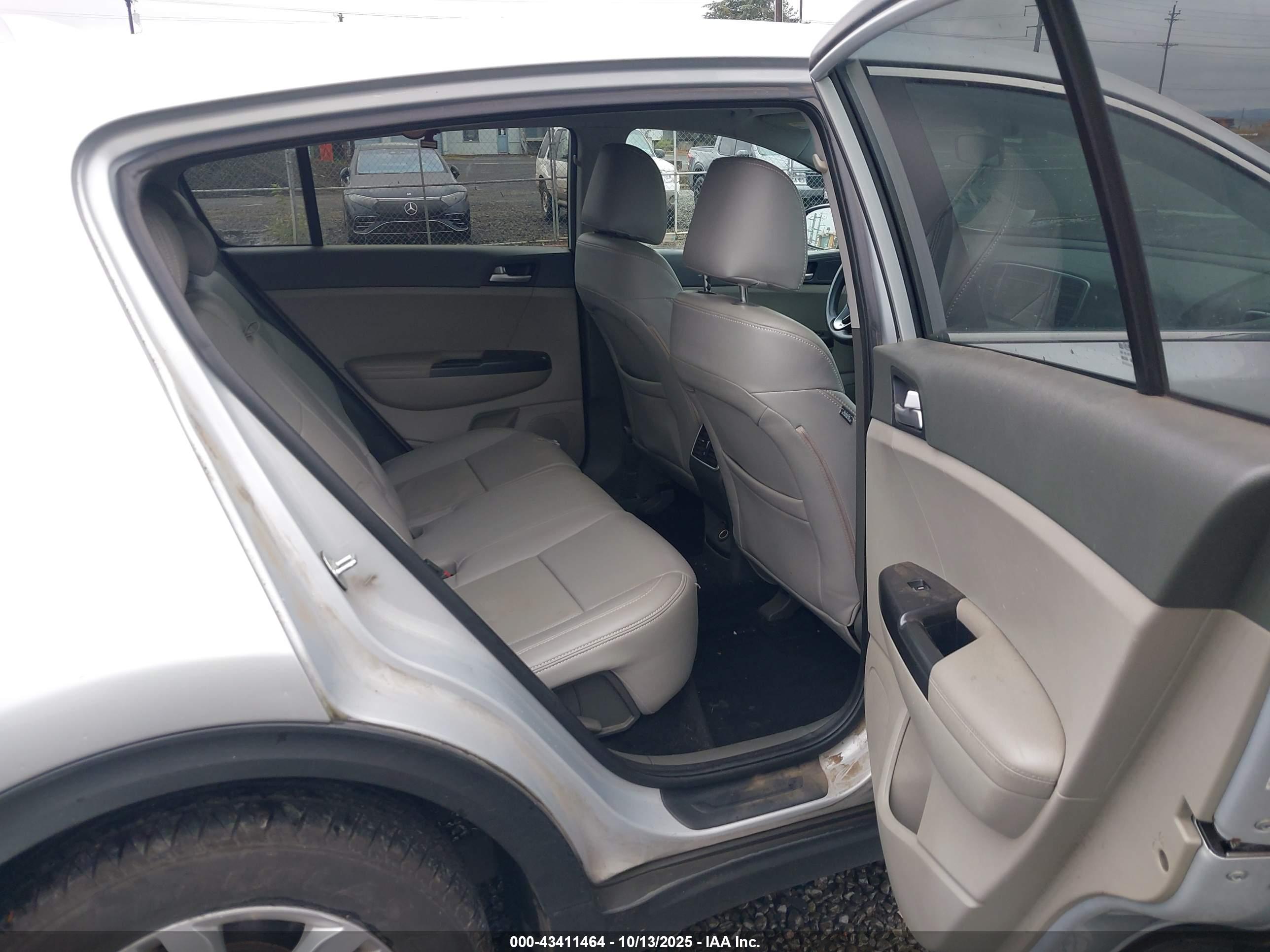 KIA SPORTAGE image 8