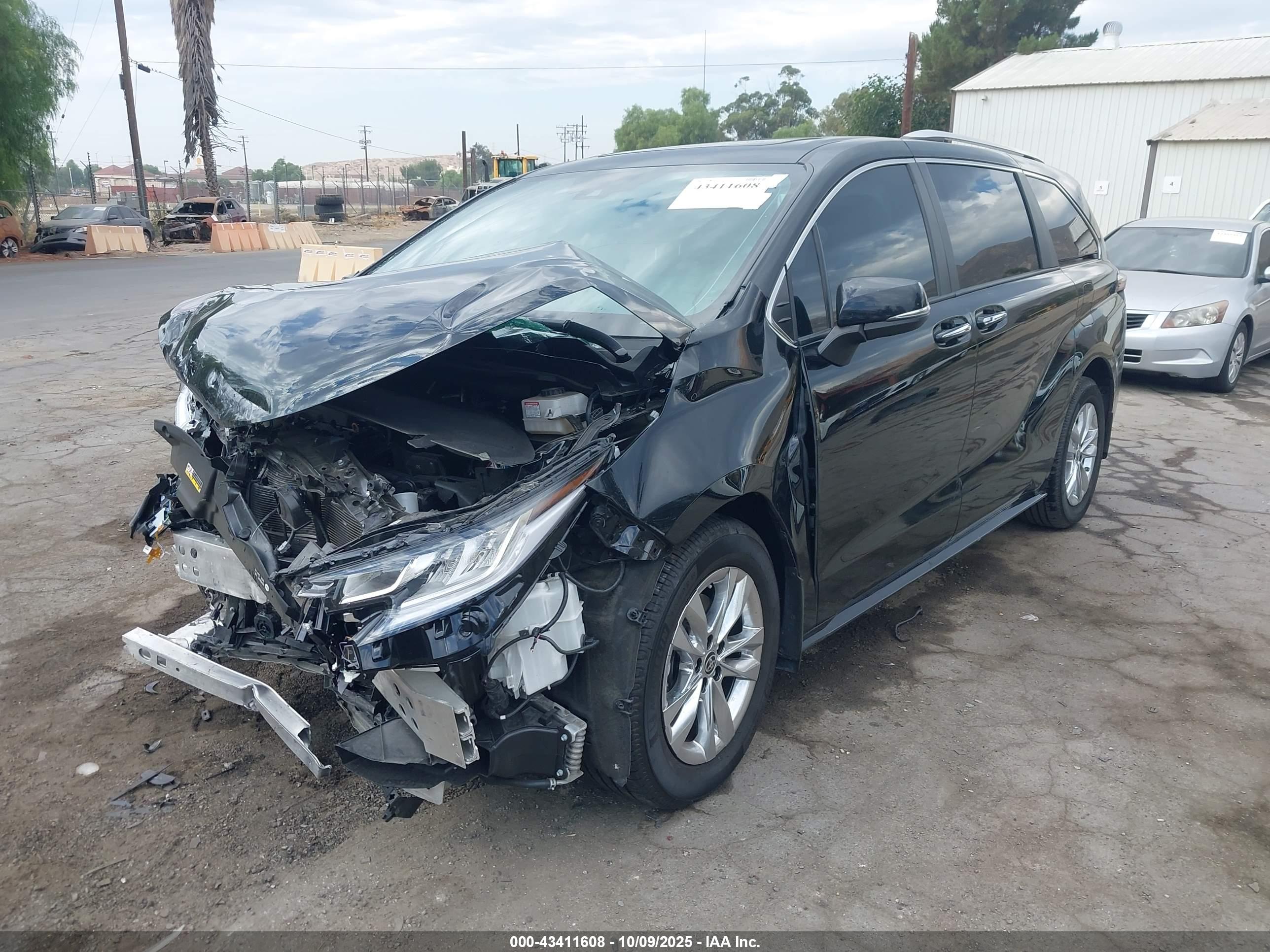TOYOTA SIENNA image 2