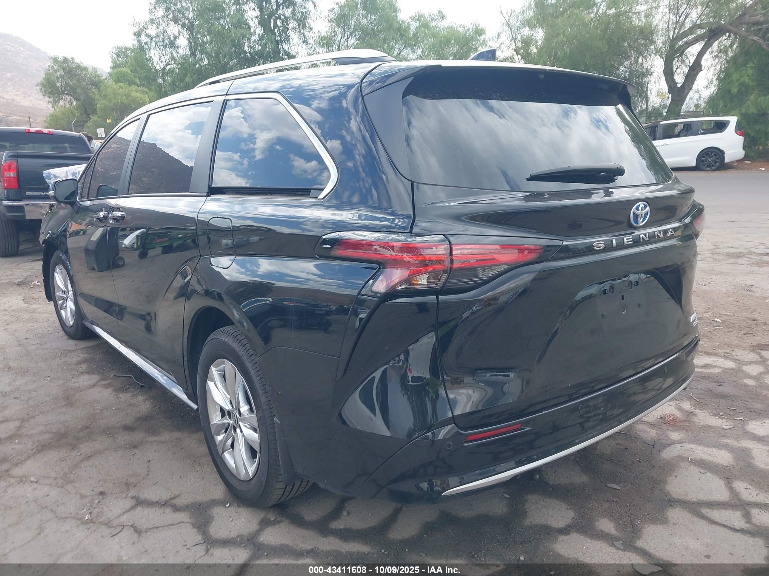 TOYOTA SIENNA image 3