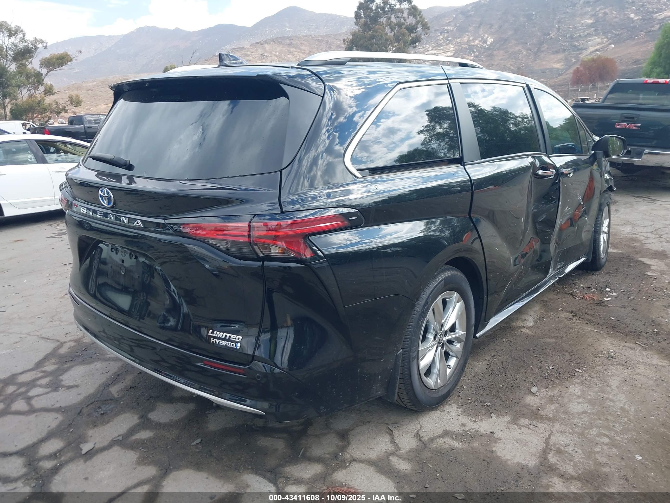 TOYOTA SIENNA image 4