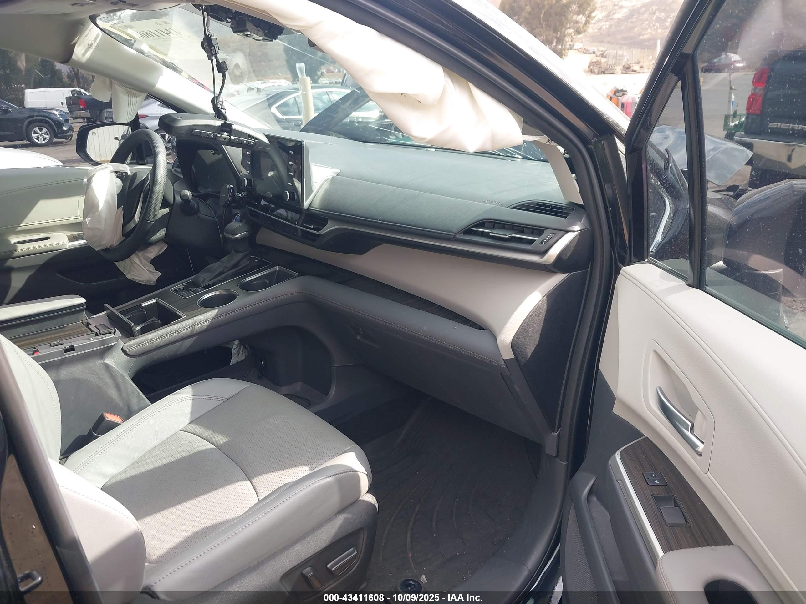 TOYOTA SIENNA image 5