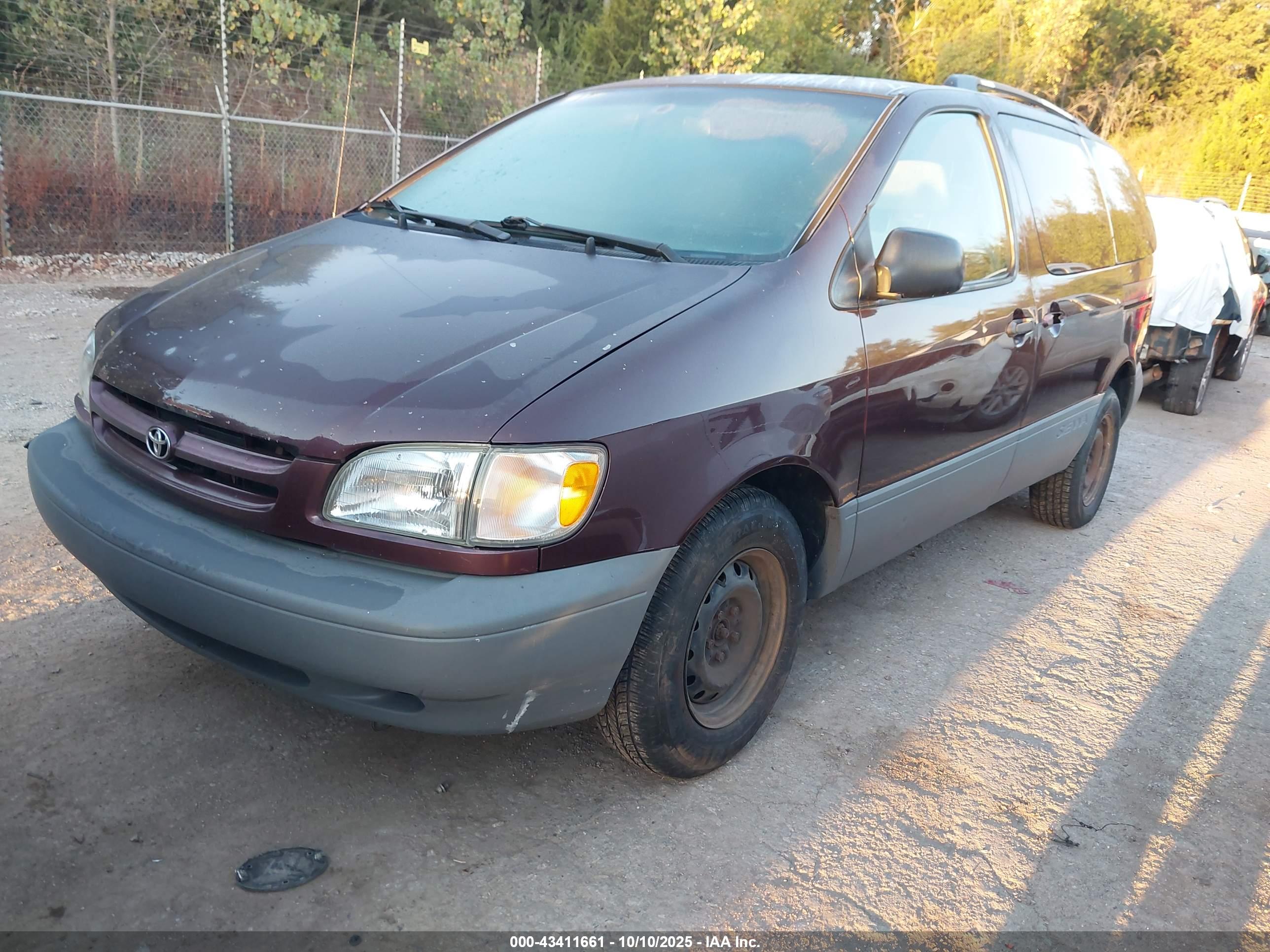 TOYOTA SIENNA image 2
