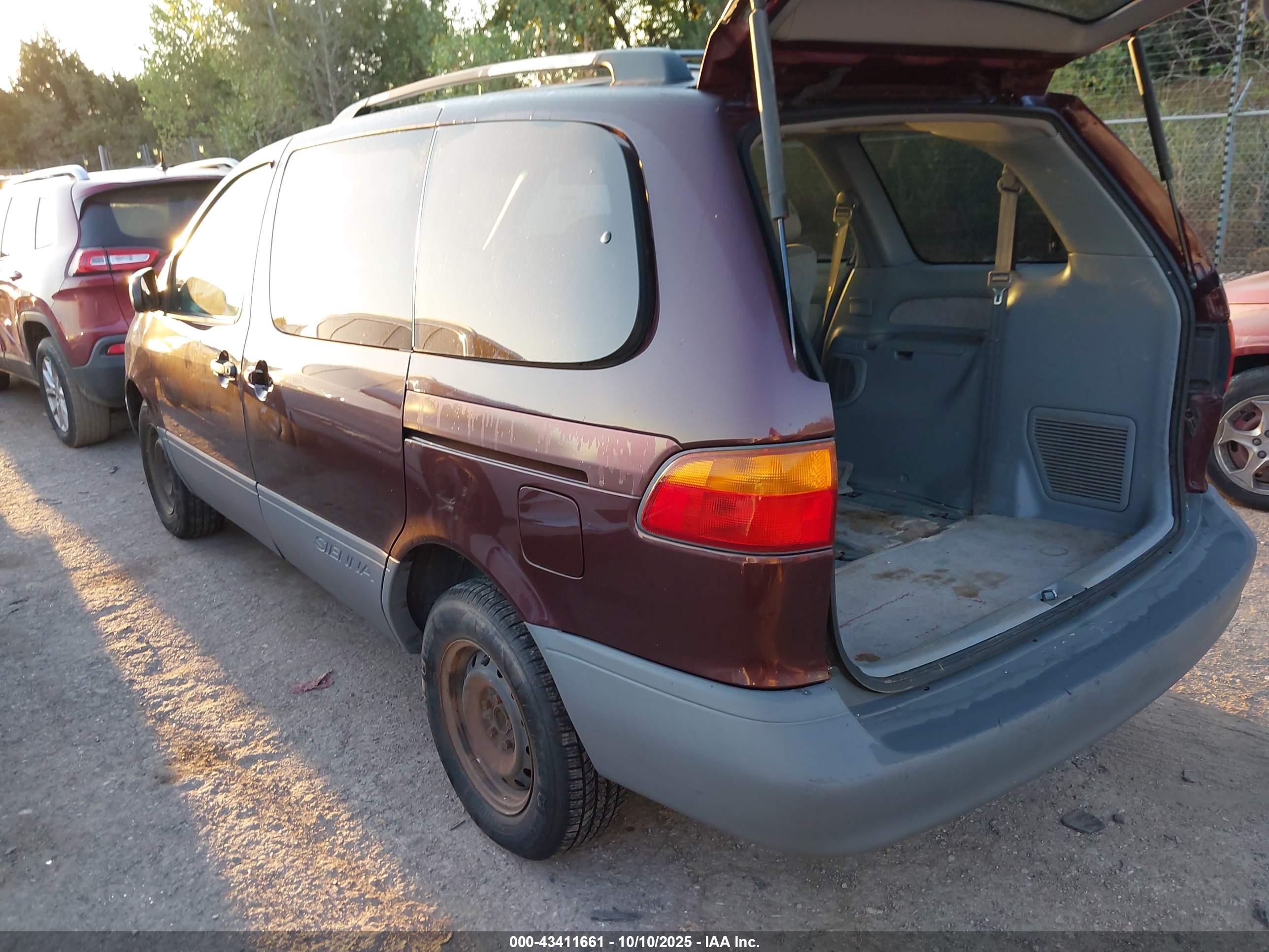 TOYOTA SIENNA image 3