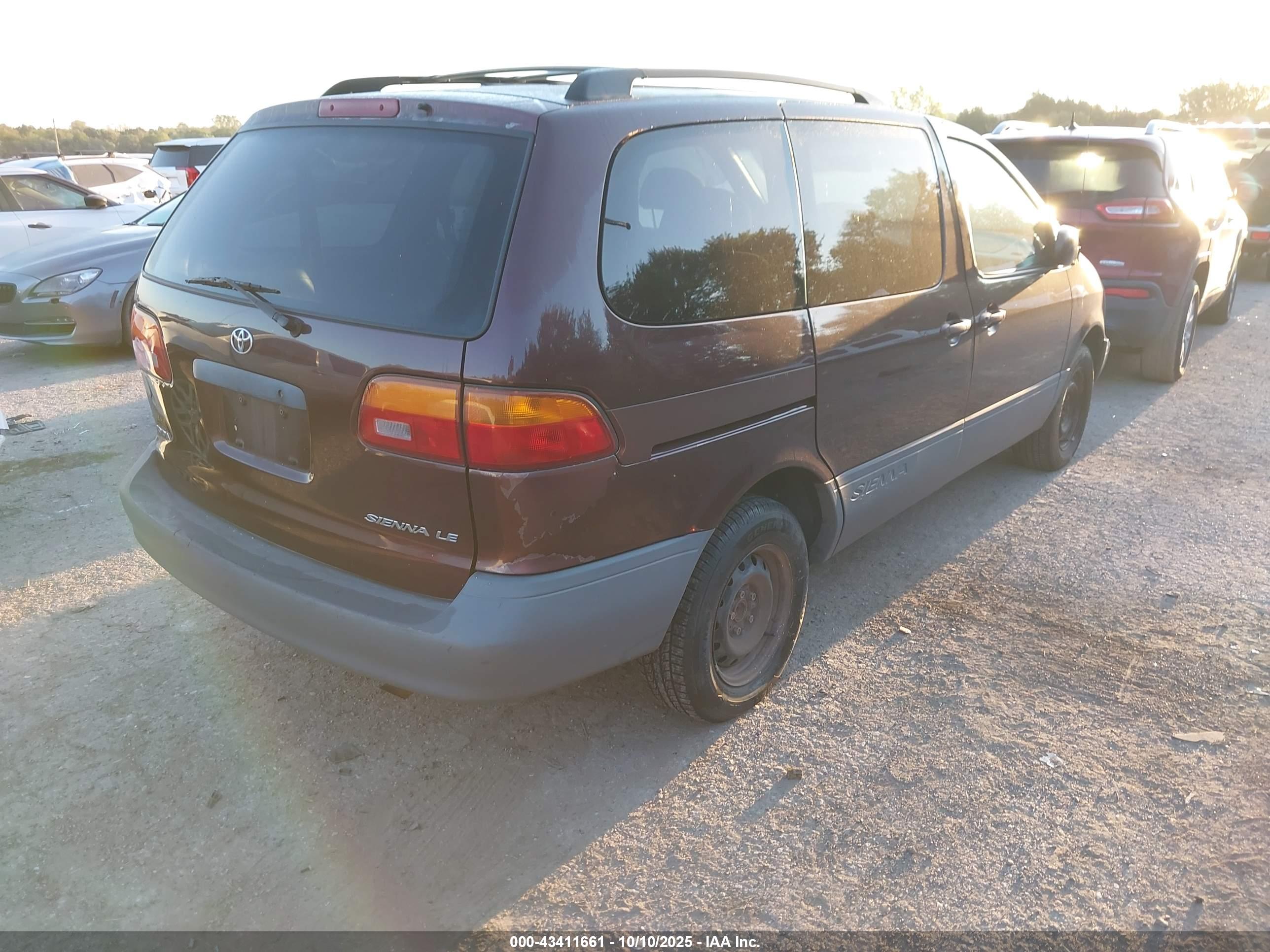 TOYOTA SIENNA image 4