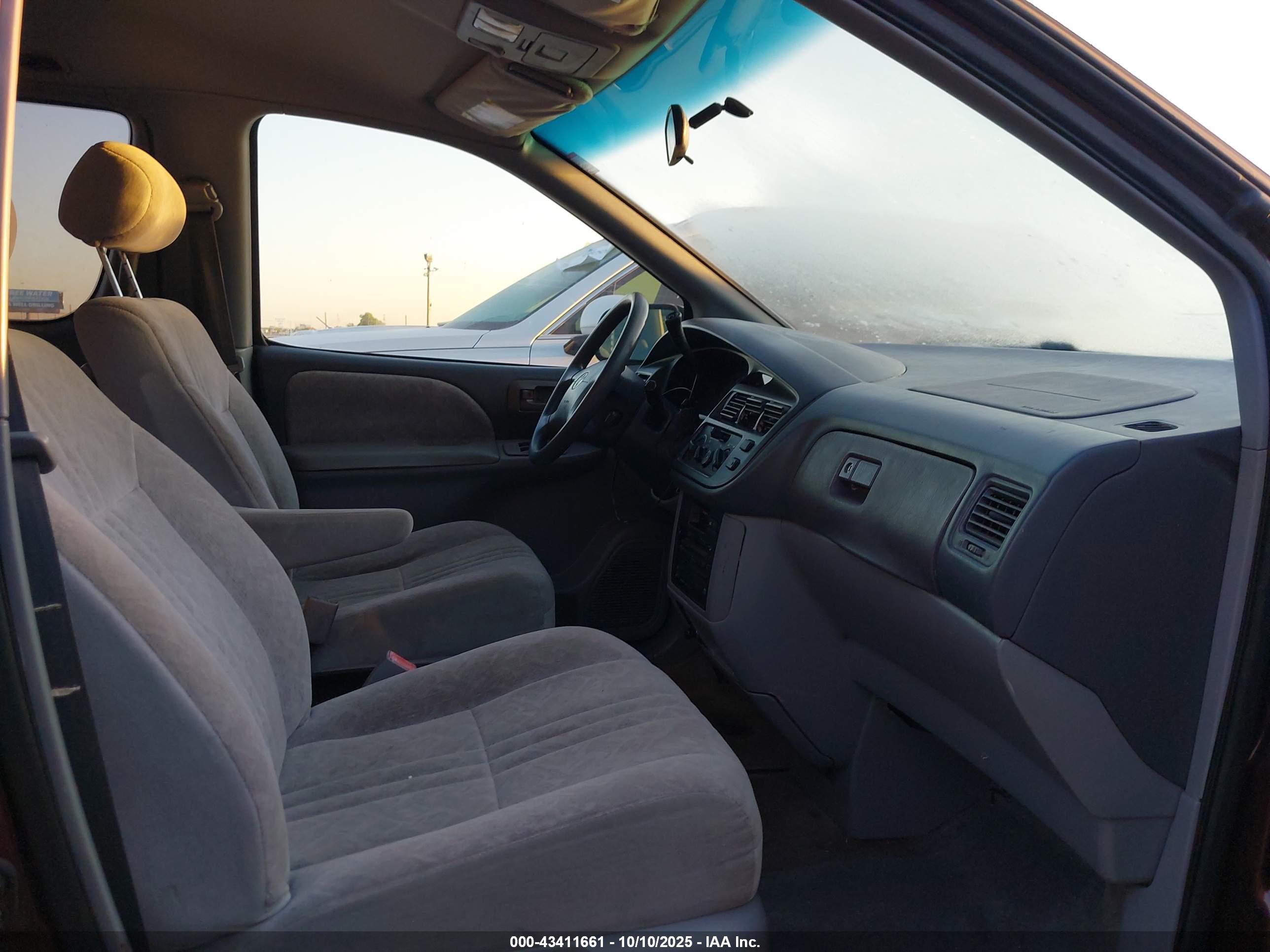 TOYOTA SIENNA image 5