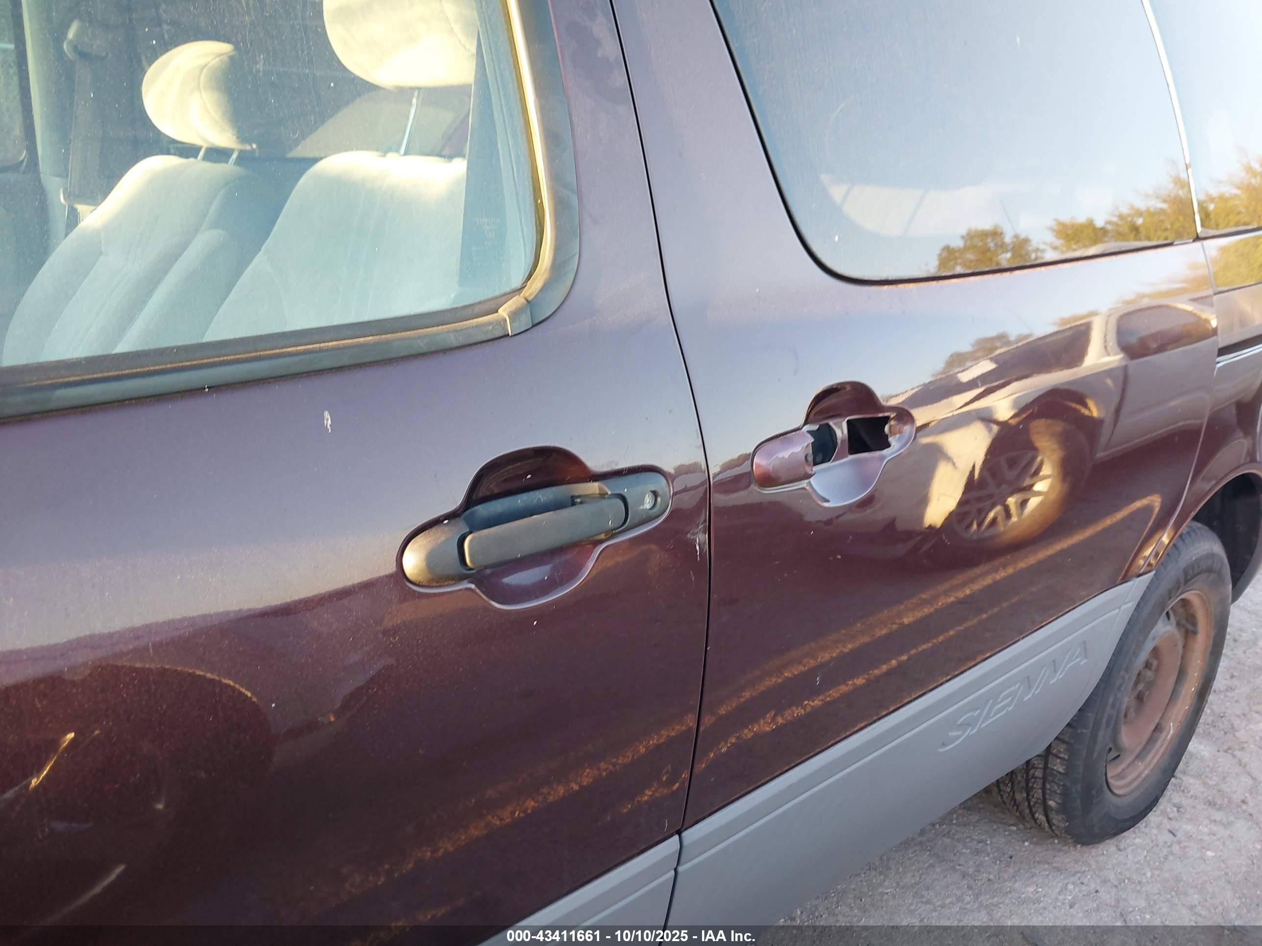 TOYOTA SIENNA image 6