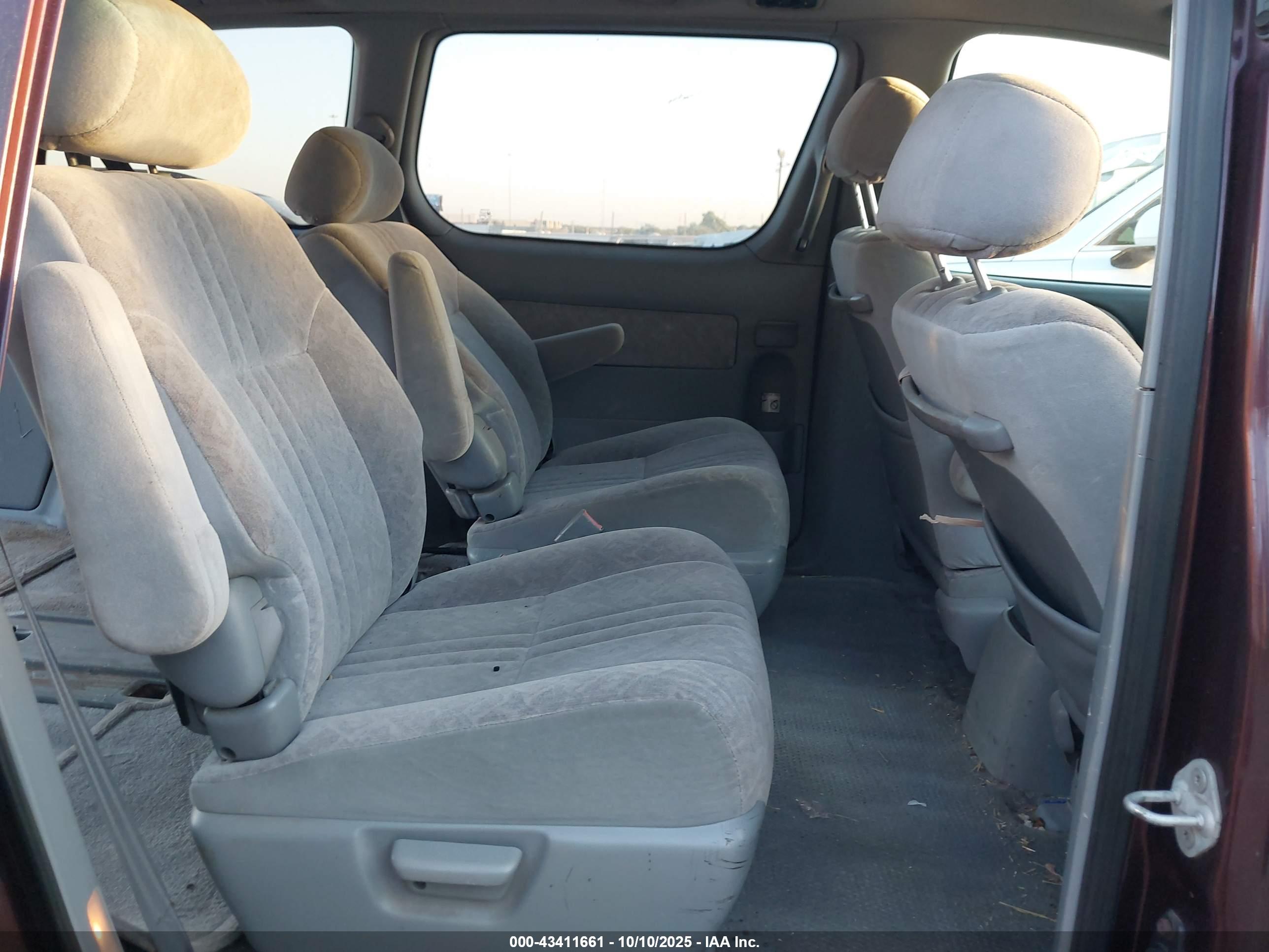 TOYOTA SIENNA image 8